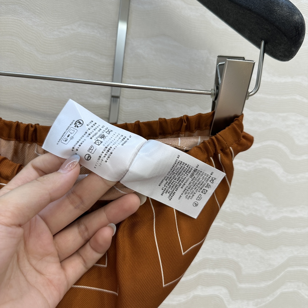 独家首发❤️原单品质，TM长期主义，高智感穿搭，线条字母定位印花真丝阔腿直筒裤。慵懒随性的高级气息！进口