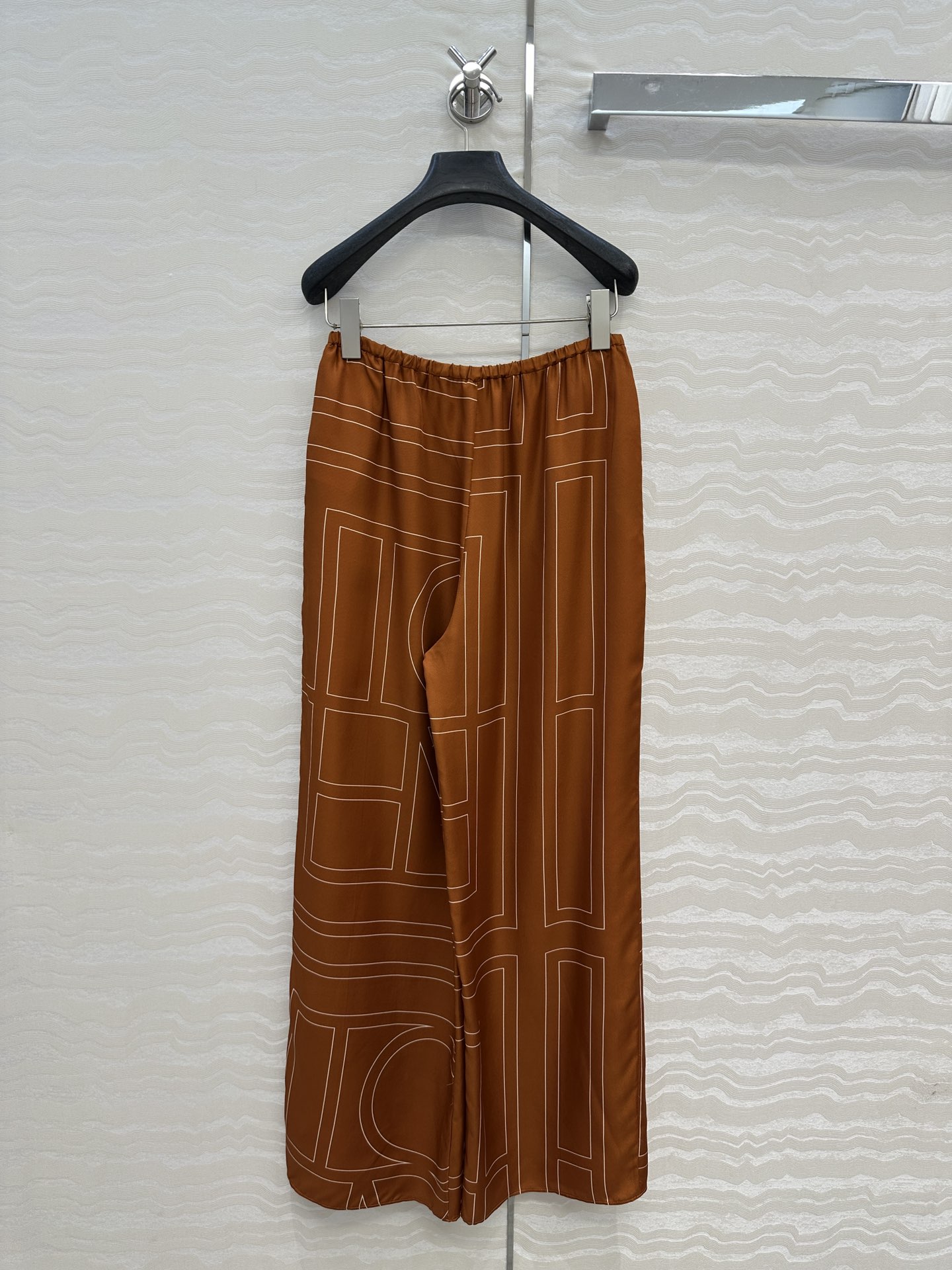 独家首发❤️原单品质，TM长期主义，高智感穿搭，线条字母定位印花真丝阔腿直筒裤。慵懒随性的高级气息！进口