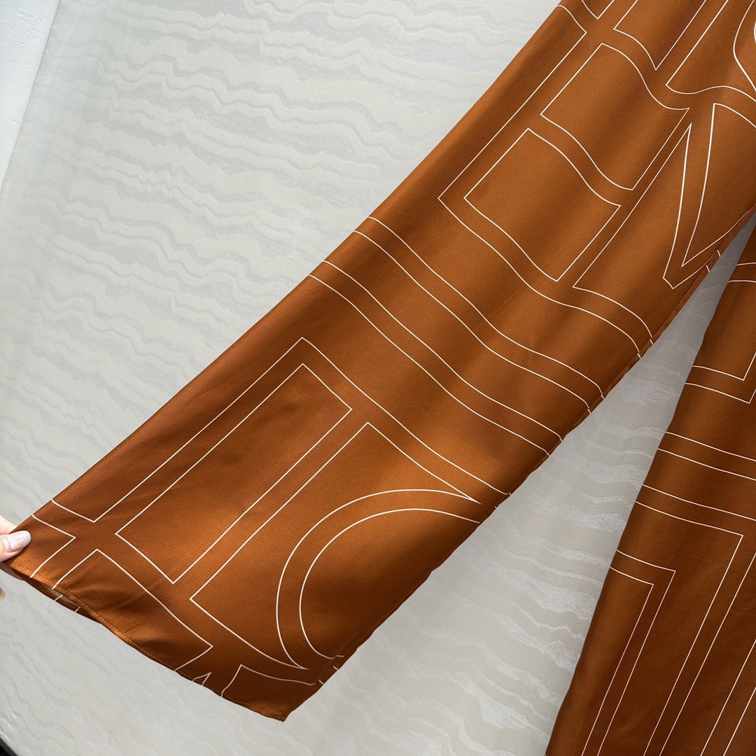 独家首发❤️原单品质，TM长期主义，高智感穿搭，线条字母定位印花真丝阔腿直筒裤。慵懒随性的高级气息！进口