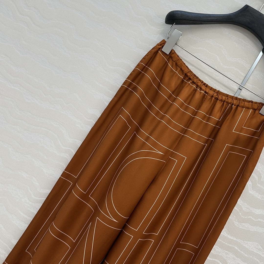 独家首发❤️原单品质，TM长期主义，高智感穿搭，线条字母定位印花真丝阔腿直筒裤。慵懒随性的高级气息！进口