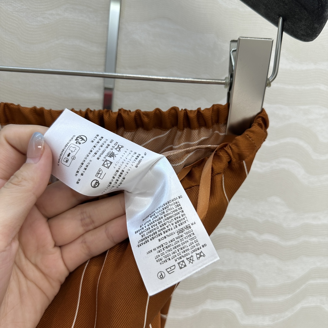 独家首发❤️原单品质，TM长期主义，高智感穿搭，线条字母定位印花真丝小短裤。慵懒随性的高级气息！进口16