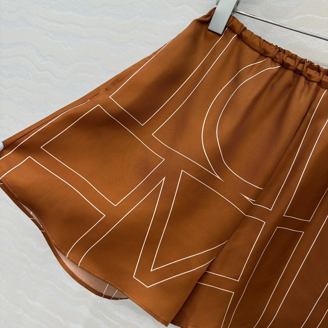 独家首发❤️原单品质，TM长期主义，高智感穿搭，线条字母定位印花真丝小短裤。慵懒随性的高级气息！进口16