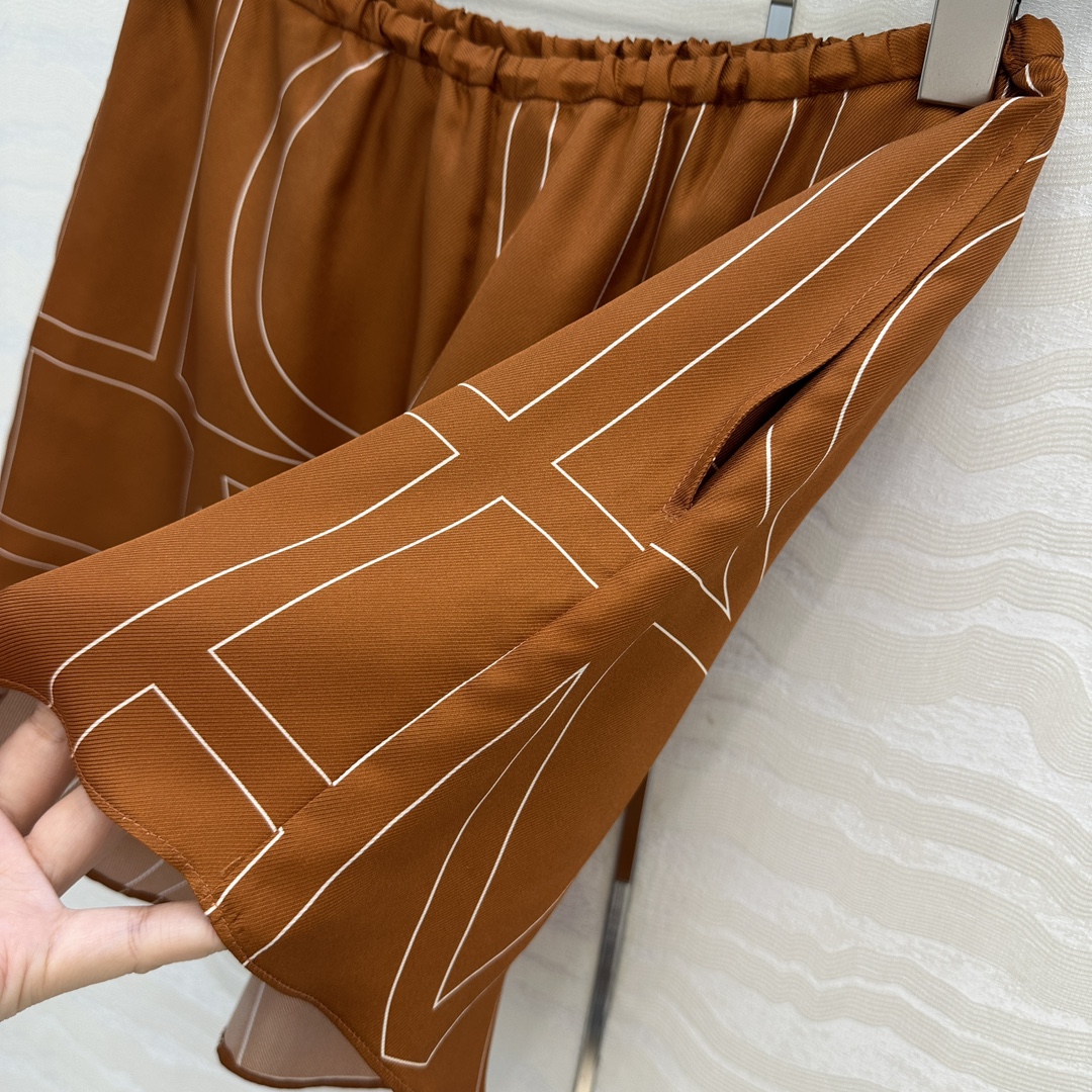 独家首发❤️原单品质，TM长期主义，高智感穿搭，线条字母定位印花真丝小短裤。慵懒随性的高级气息！进口16