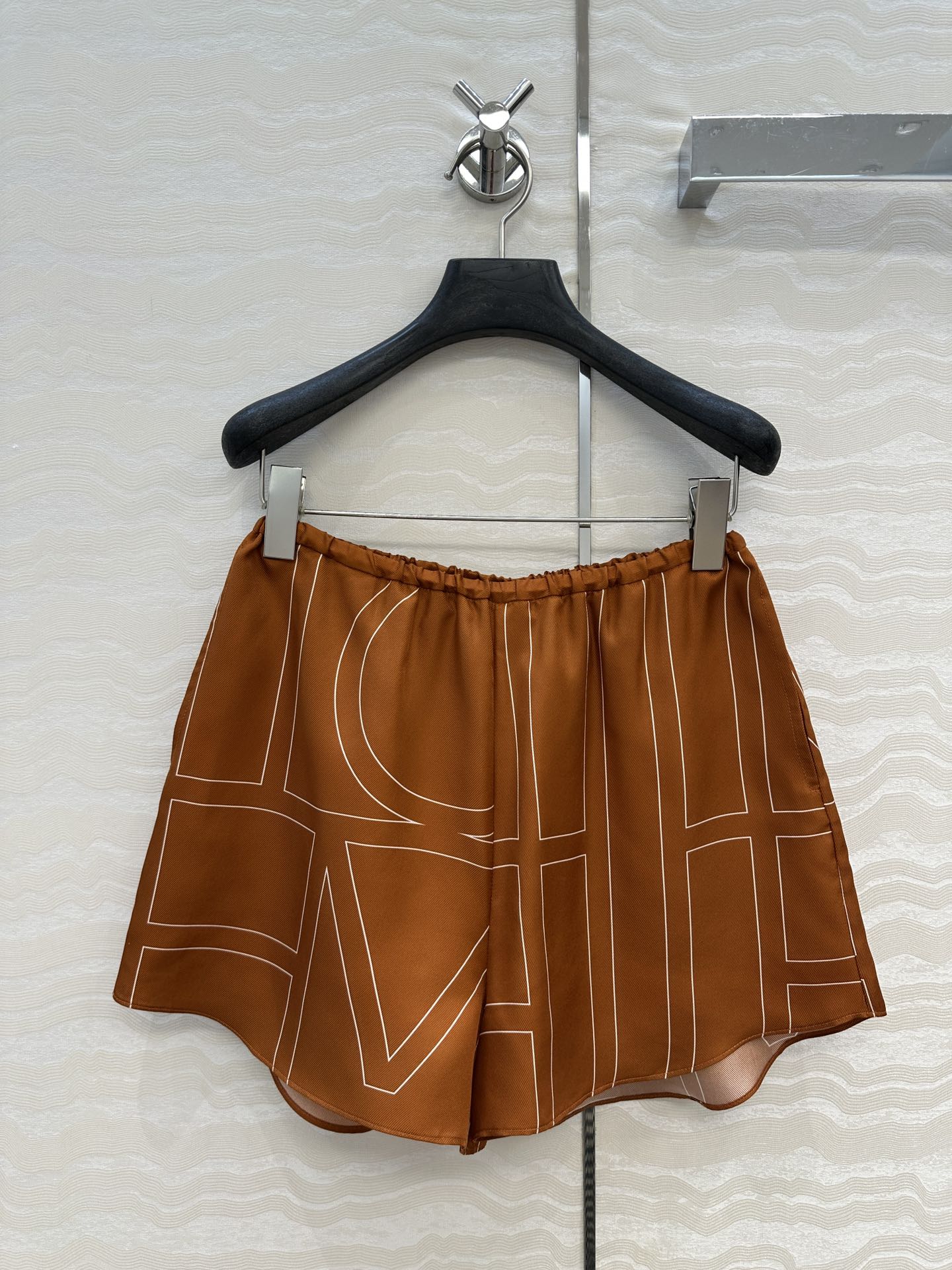 独家首发❤️原单品质，TM长期主义，高智感穿搭，线条字母定位印花真丝小短裤。慵懒随性的高级气息！进口16