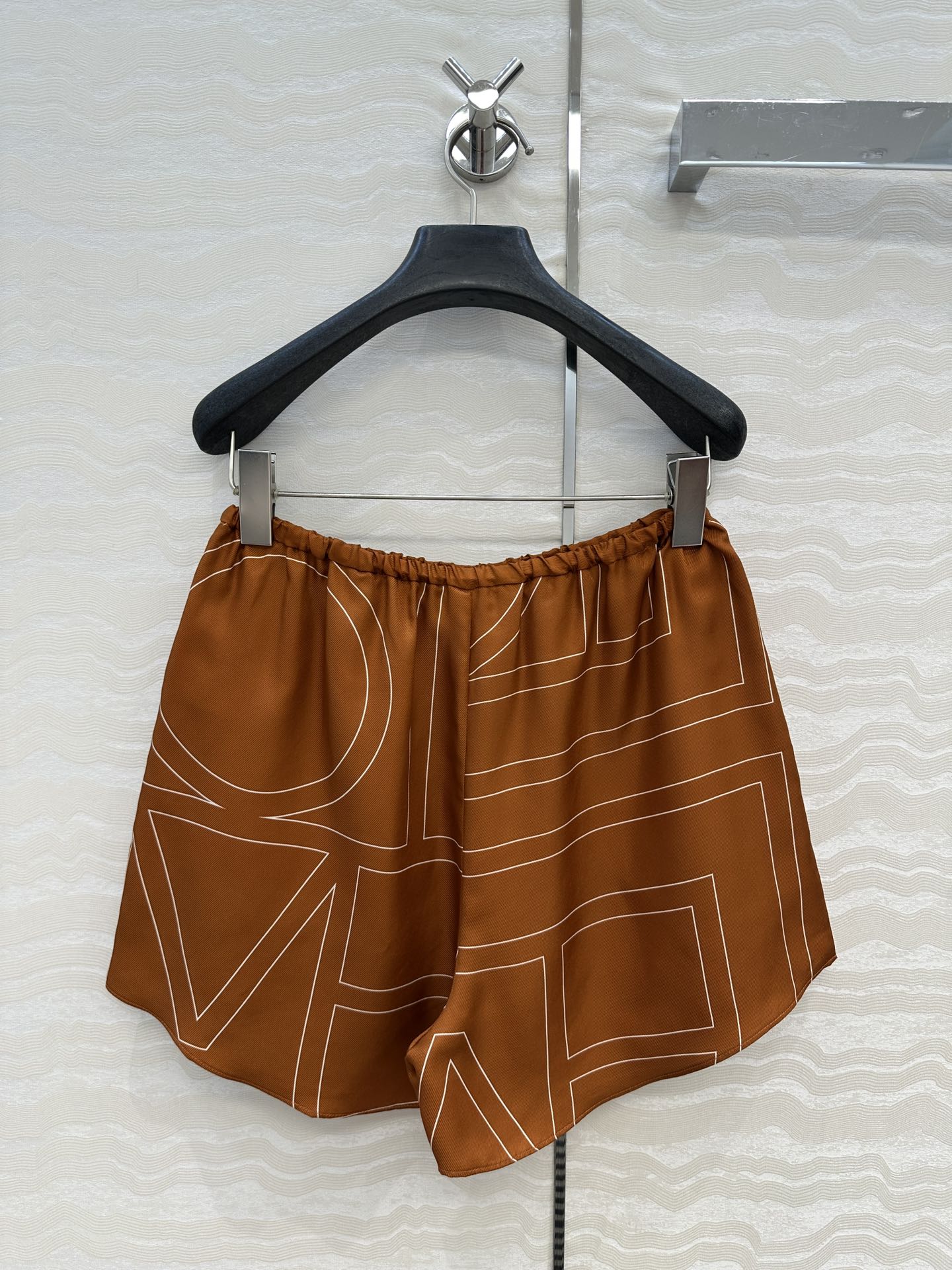 独家首发❤️原单品质，TM长期主义，高智感穿搭，线条字母定位印花真丝小短裤。慵懒随性的高级气息！进口16