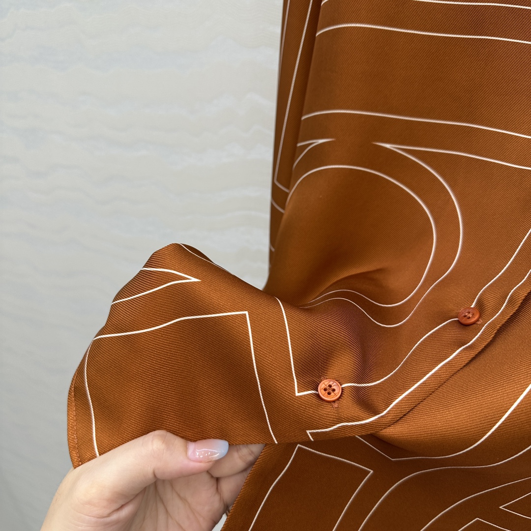 独家首发❤️原单品质，TM长期主义，高智感穿搭，线条字母定位印花真丝大衬衫，落肩翻领宽松版慵懒随性的高级