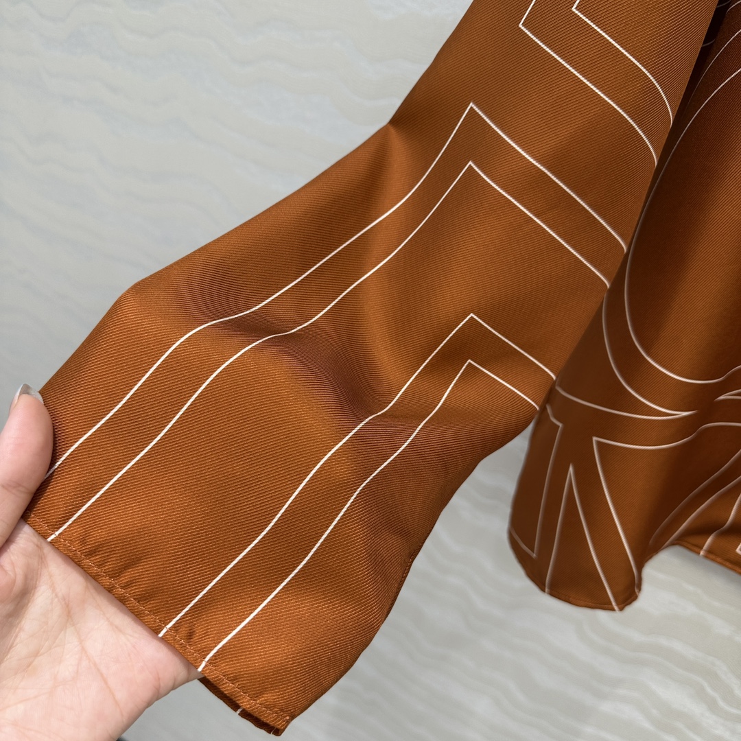 独家首发❤️原单品质，TM长期主义，高智感穿搭，线条字母定位印花真丝大衬衫，落肩翻领宽松版慵懒随性的高级