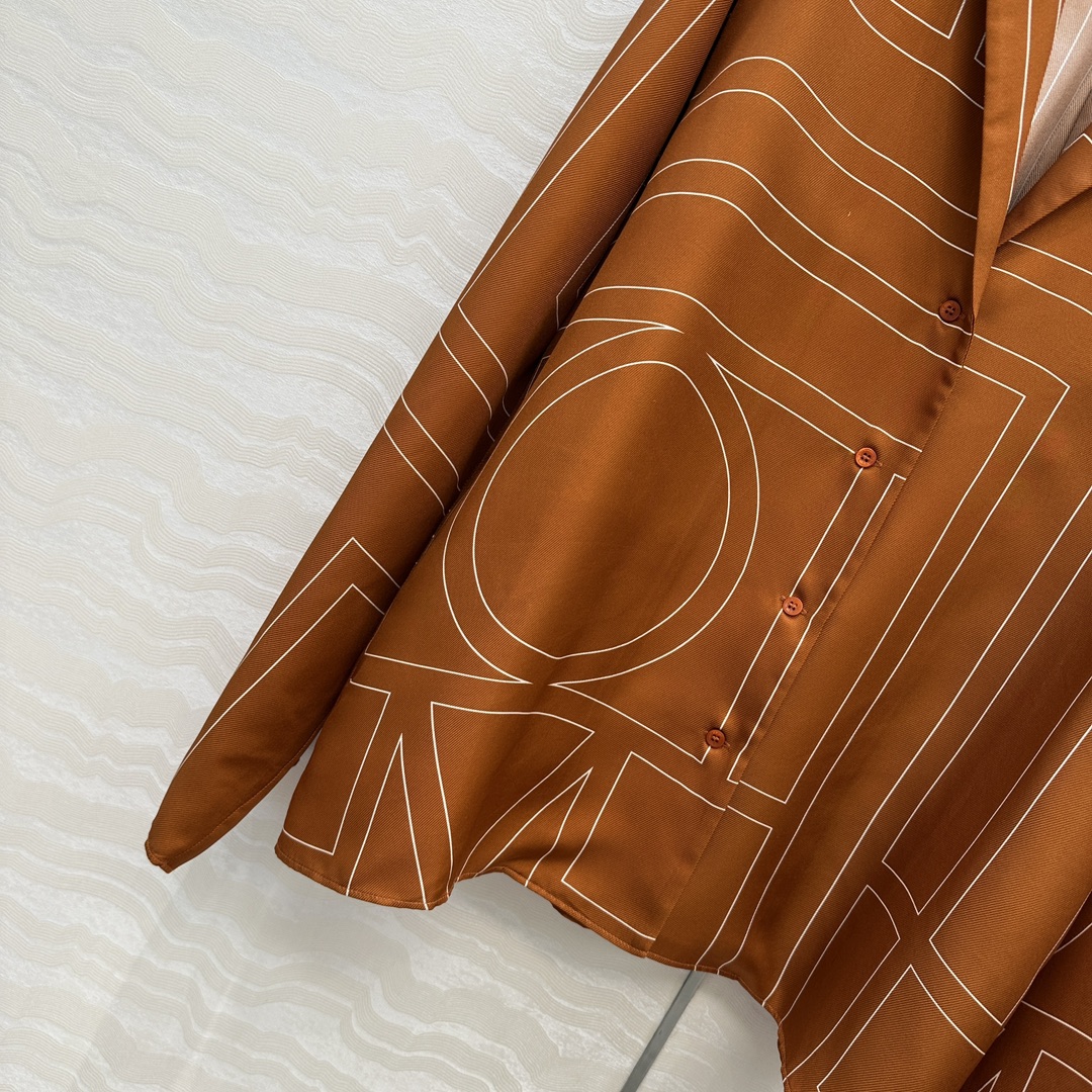 独家首发❤️原单品质，TM长期主义，高智感穿搭，线条字母定位印花真丝大衬衫，落肩翻领宽松版慵懒随性的高级