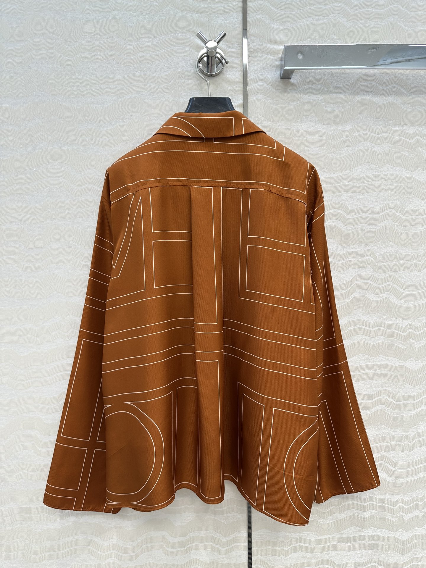 独家首发❤️原单品质，TM长期主义，高智感穿搭，线条字母定位印花真丝大衬衫，落肩翻领宽松版慵懒随性的高级