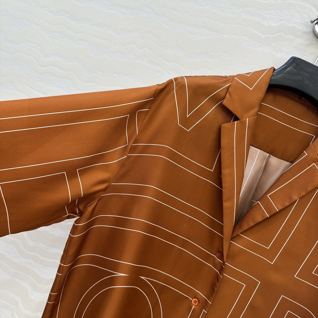 独家首发❤️原单品质，TM长期主义，高智感穿搭，线条字母定位印花真丝大衬衫，落肩翻领宽松版慵懒随性的高级