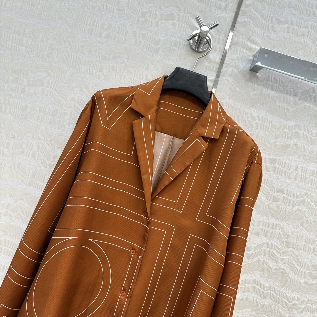 独家首发❤️原单品质，TM长期主义，高智感穿搭，线条字母定位印花真丝大衬衫，落肩翻领宽松版慵懒随性的高级