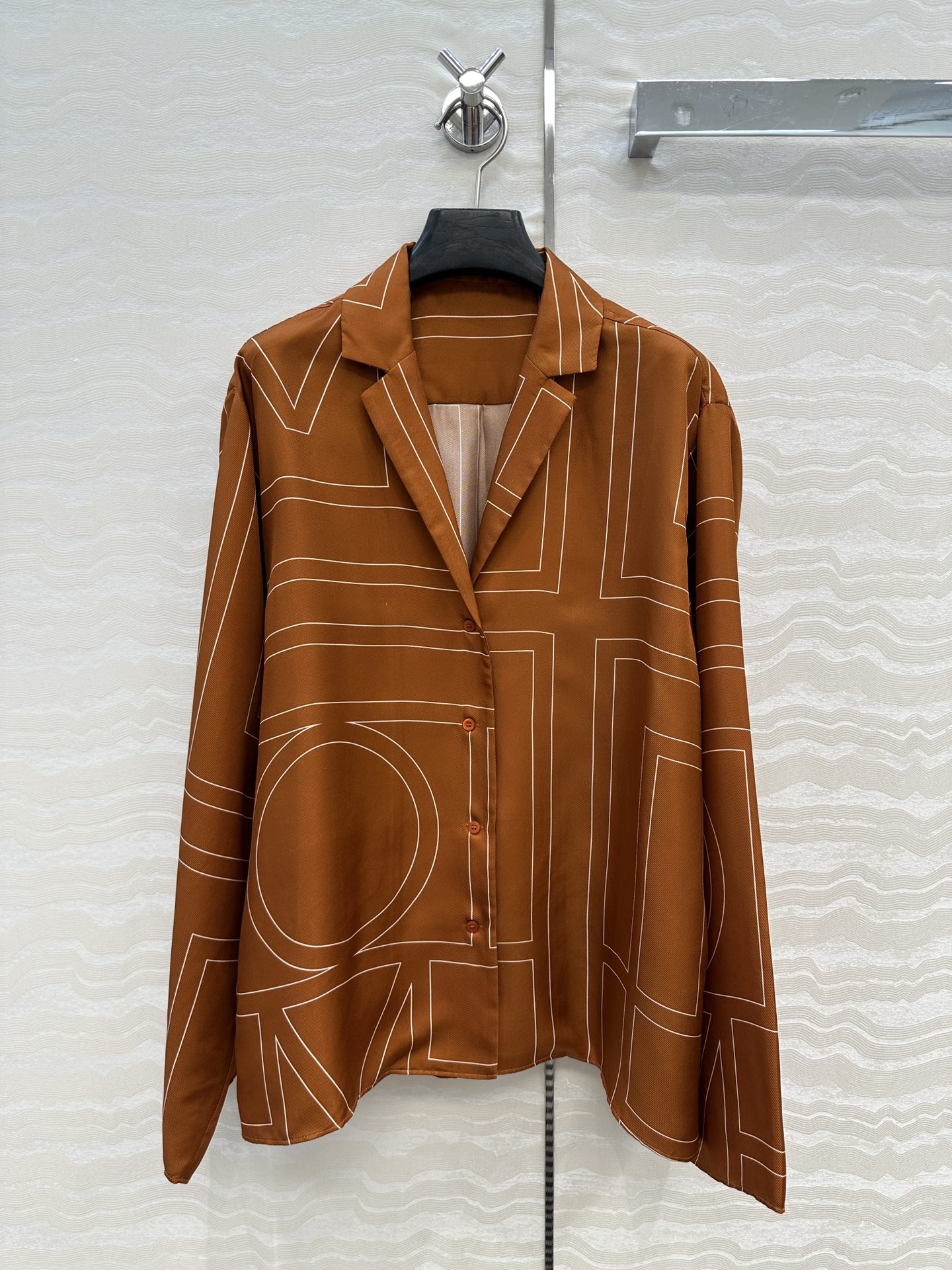 独家首发❤️原单品质，TM长期主义，高智感穿搭，线条字母定位印花真丝大衬衫，落肩翻领宽松版慵懒随性的高级