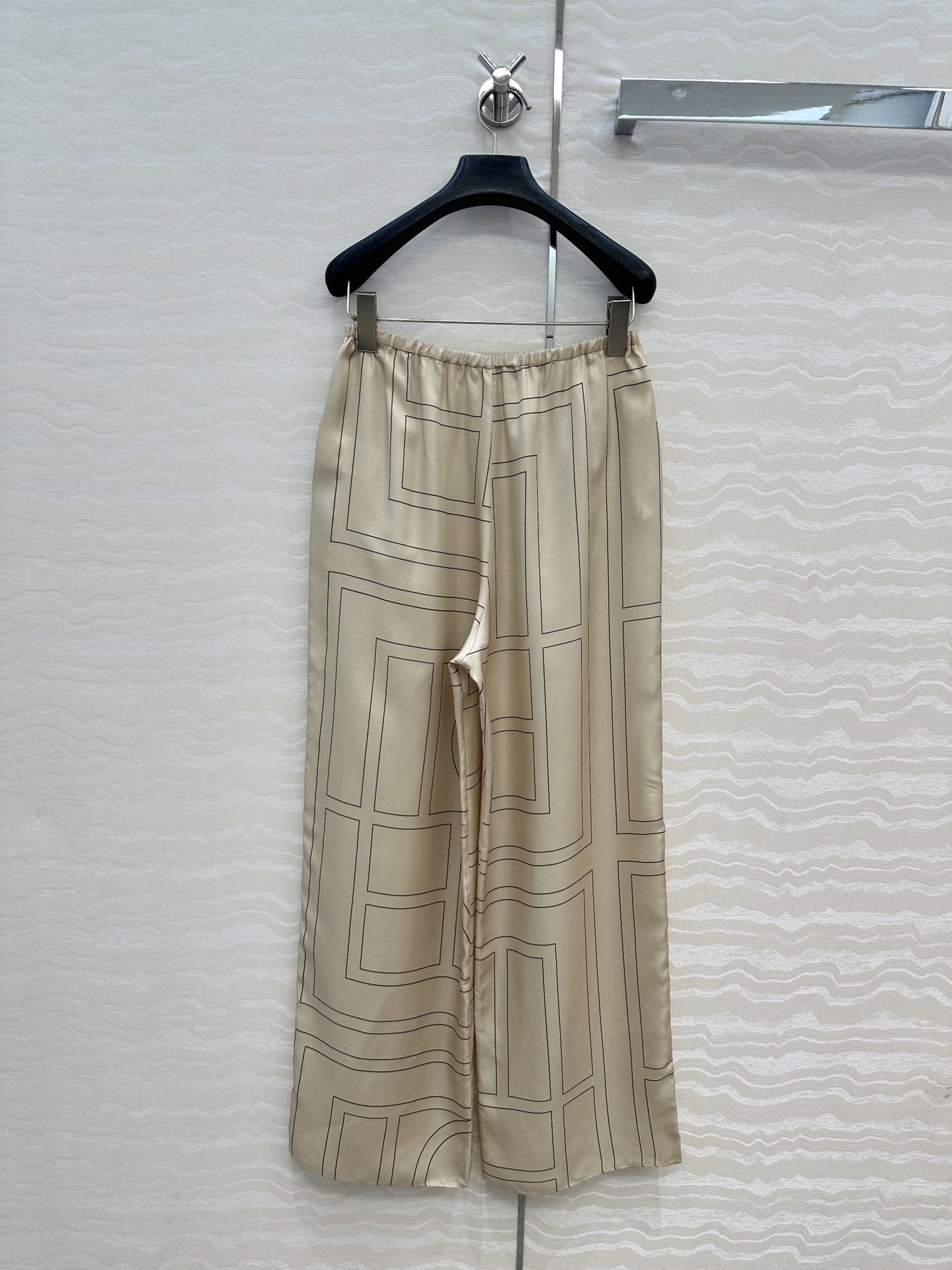 独家首发❤️原单品质，TM长期主义，高智感穿搭，线条字母定位印花真丝阔腿直筒裤。慵懒随性的高级气息！进口