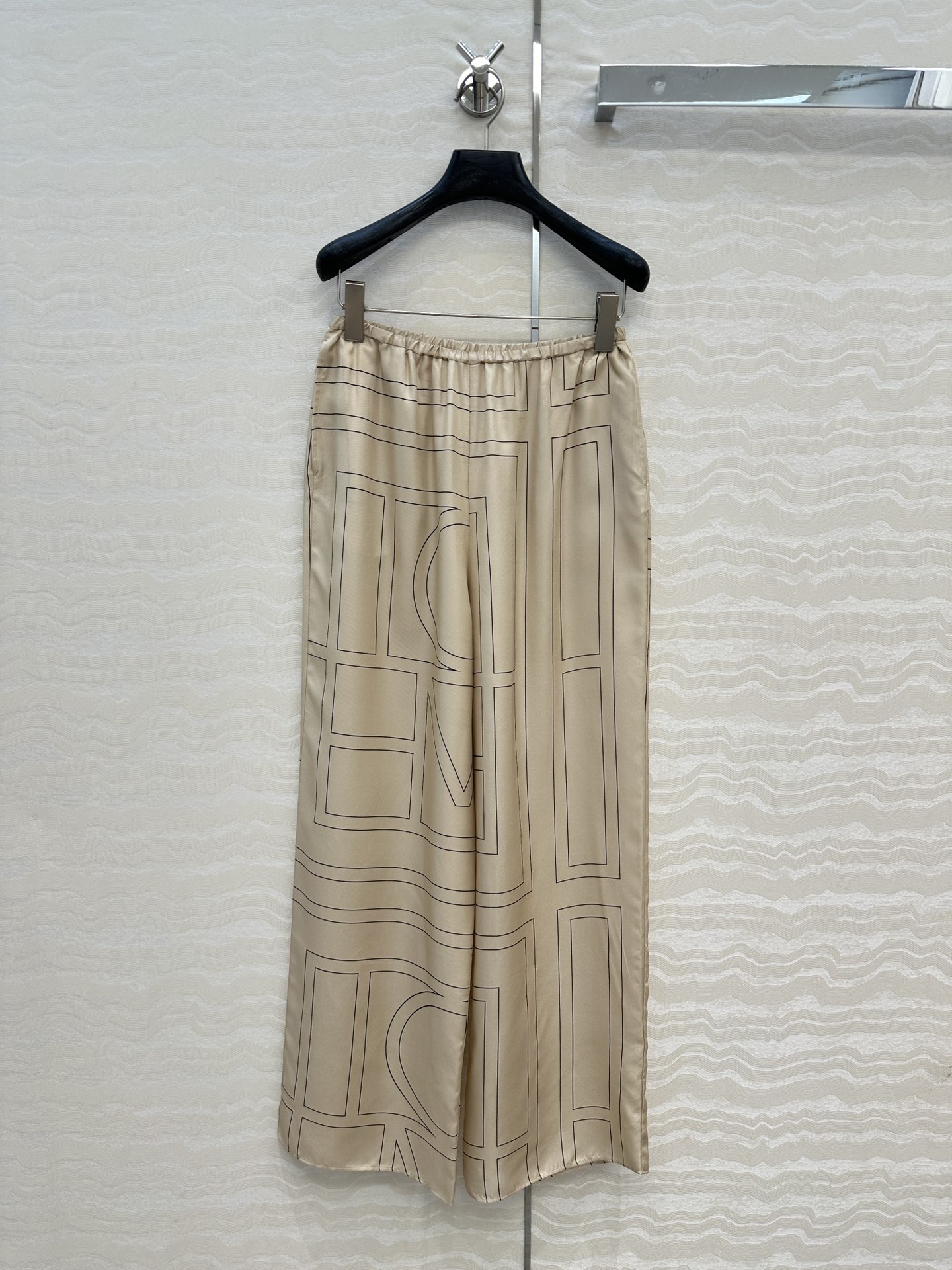 独家首发❤️原单品质，TM长期主义，高智感穿搭，线条字母定位印花真丝阔腿直筒裤。慵懒随性的高级气息！进口