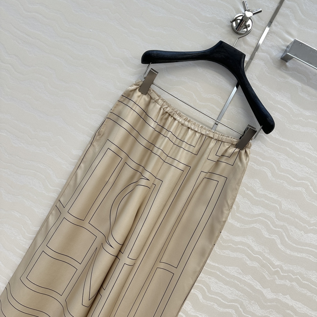 独家首发❤️原单品质，TM长期主义，高智感穿搭，线条字母定位印花真丝阔腿直筒裤。慵懒随性的高级气息！进口