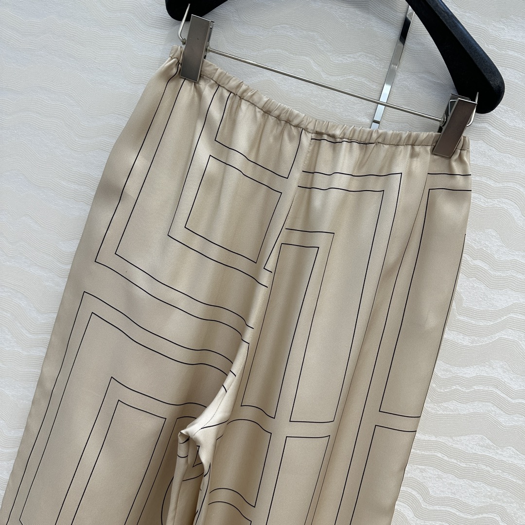 独家首发❤️原单品质，TM长期主义，高智感穿搭，线条字母定位印花真丝阔腿直筒裤。慵懒随性的高级气息！进口