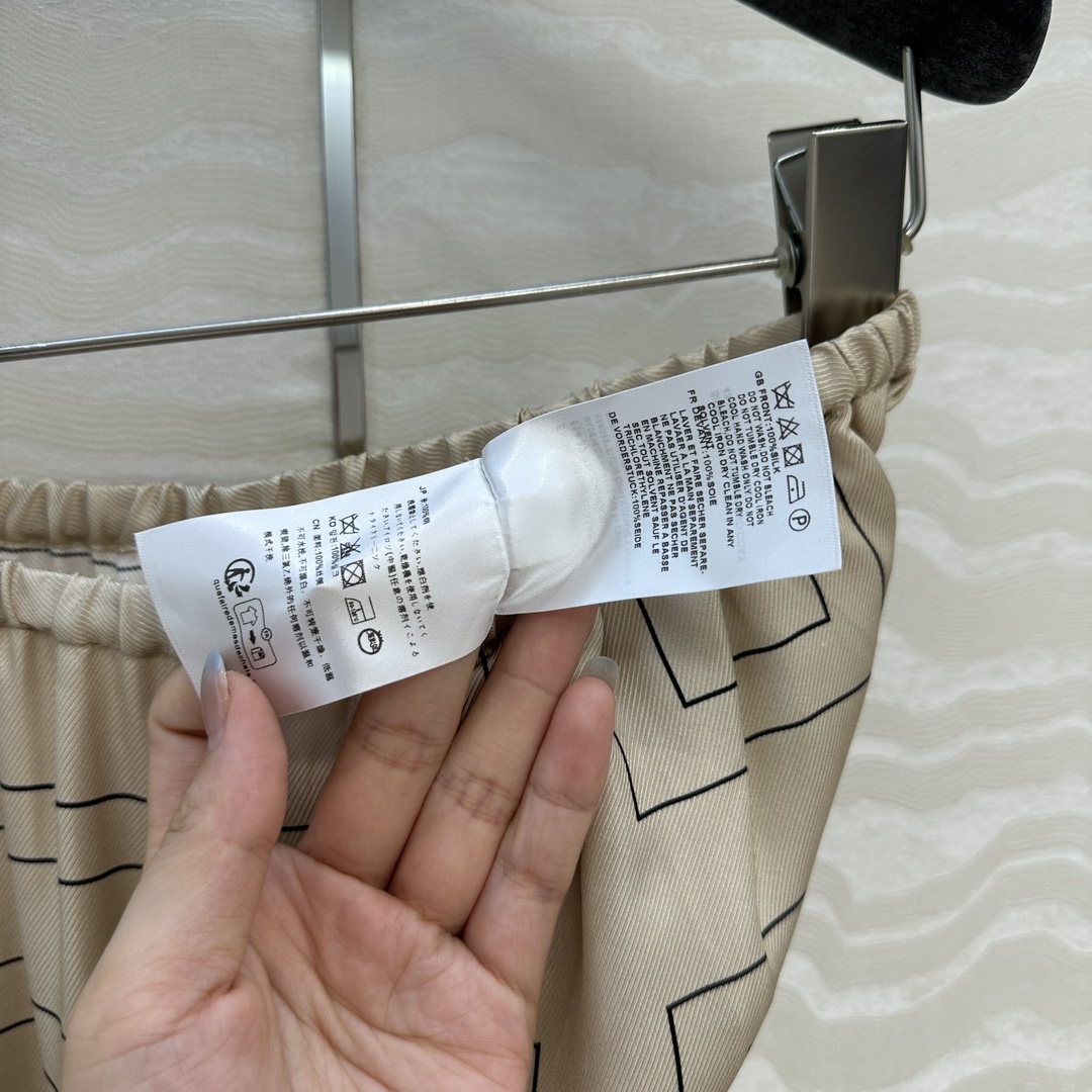 独家首发❤️原单品质，TM长期主义，高智感穿搭，线条字母定位印花真丝阔腿直筒裤。慵懒随性的高级气息！进口