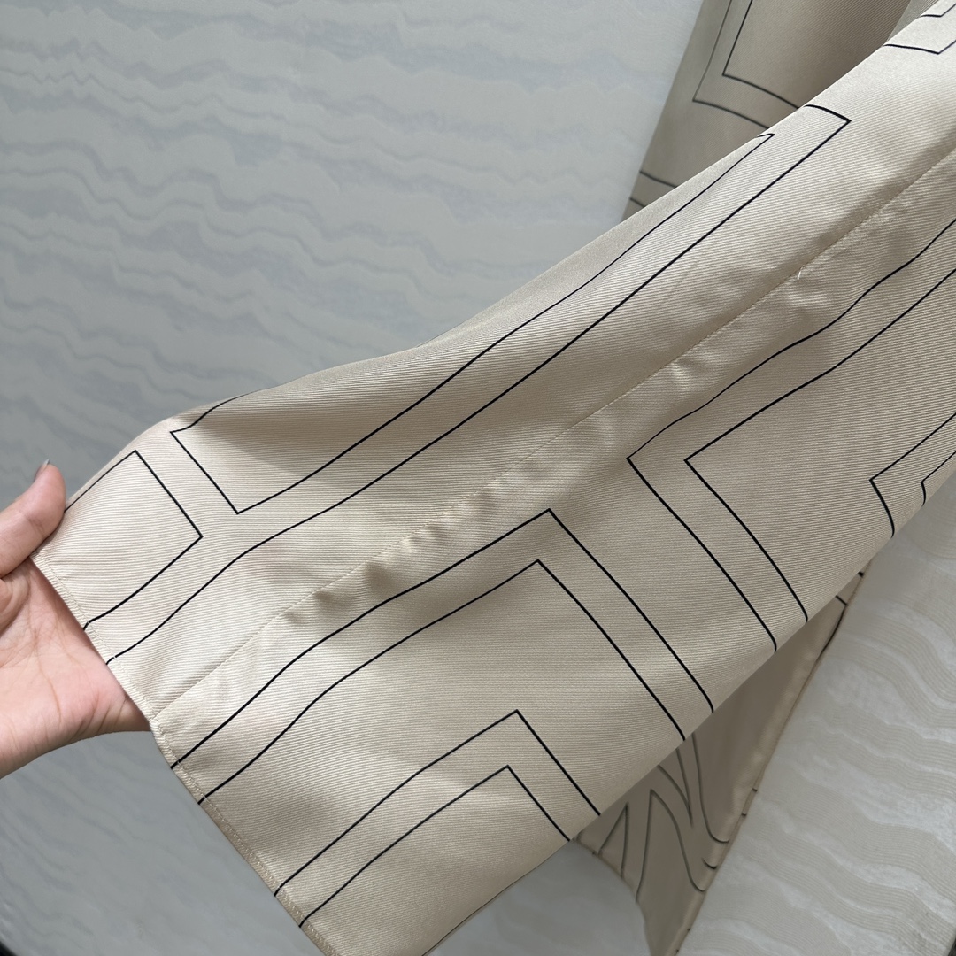 独家首发❤️原单品质，TM长期主义，高智感穿搭，线条字母定位印花真丝阔腿直筒裤。慵懒随性的高级气息！进口