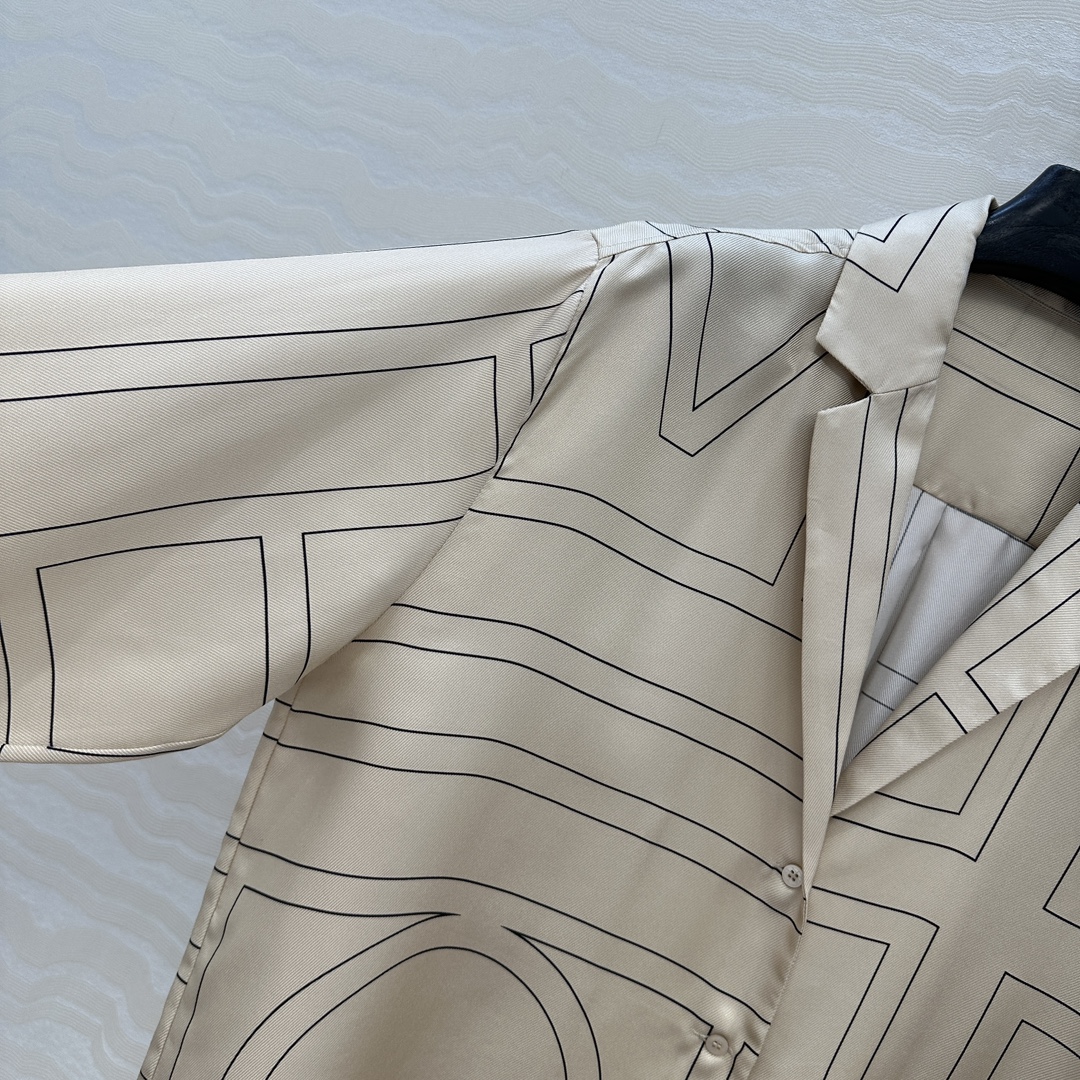 独家首发❤️原单品质，TM长期主义，高智感穿搭，线条字母定位印花真丝大衬衫。落肩翻领宽松版慵懒随性的高级