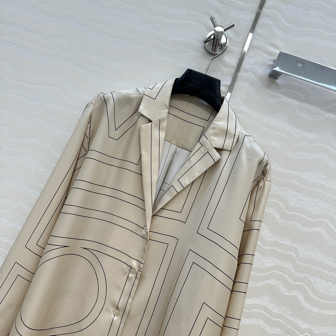 独家首发❤️原单品质，TM长期主义，高智感穿搭，线条字母定位印花真丝大衬衫。落肩翻领宽松版慵懒随性的高级