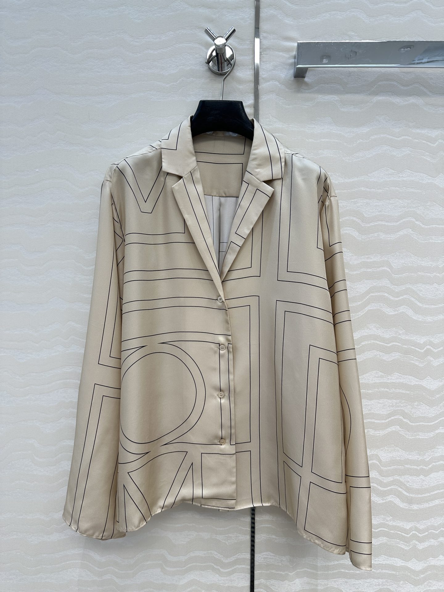 独家首发❤️原单品质，TM长期主义，高智感穿搭，线条字母定位印花真丝大衬衫。落肩翻领宽松版慵懒随性的高级