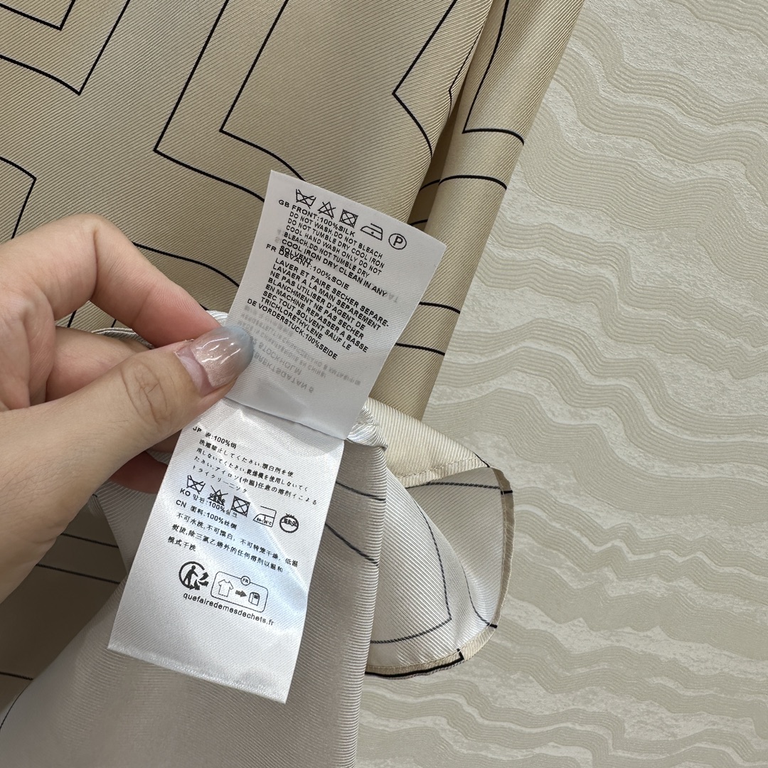 独家首发❤️原单品质，TM长期主义，高智感穿搭，线条字母定位印花真丝大衬衫。落肩翻领宽松版慵懒随性的高级