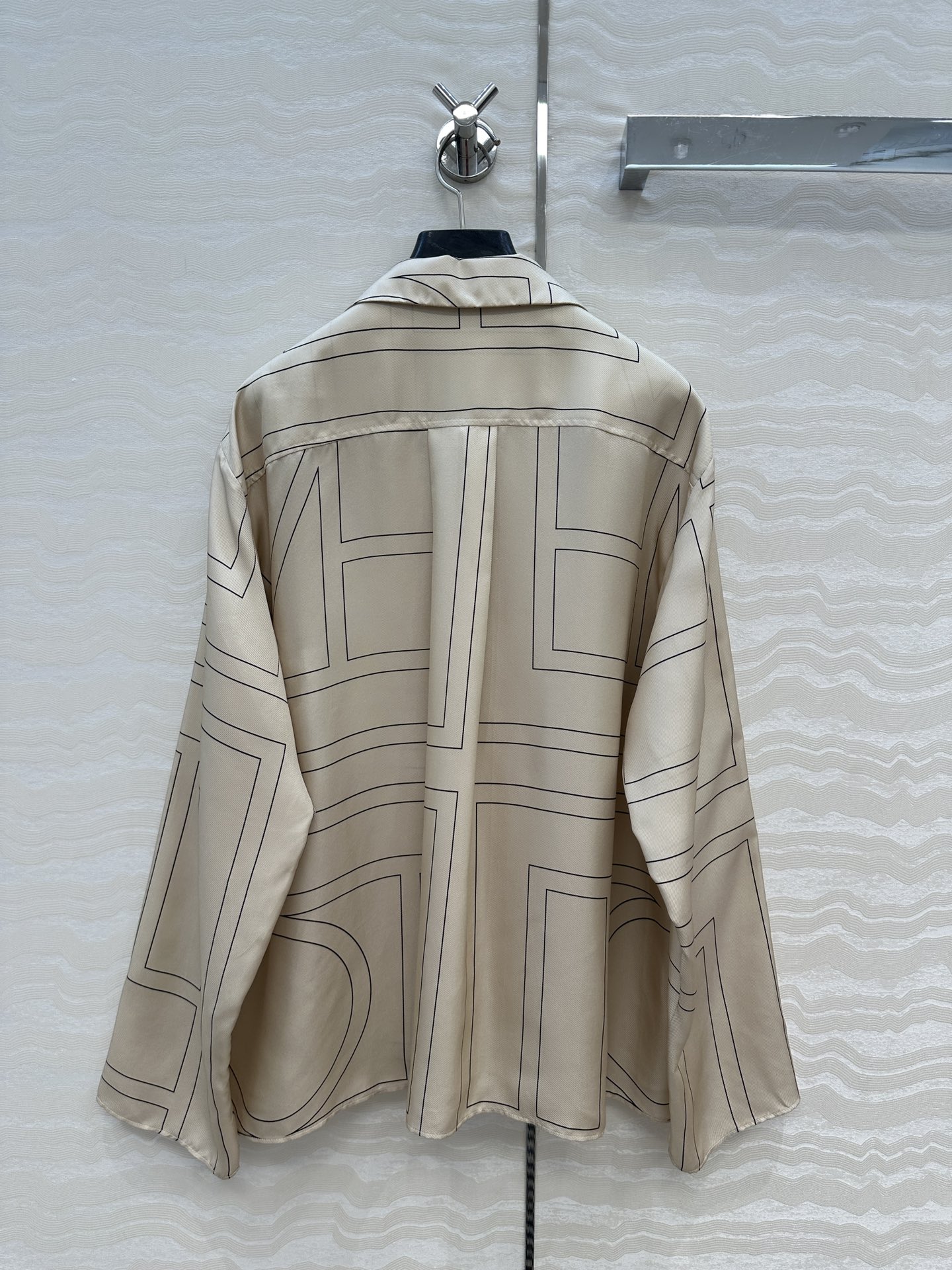 独家首发❤️原单品质，TM长期主义，高智感穿搭，线条字母定位印花真丝大衬衫。落肩翻领宽松版慵懒随性的高级