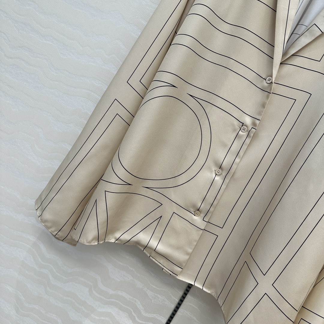 独家首发❤️原单品质，TM长期主义，高智感穿搭，线条字母定位印花真丝大衬衫。落肩翻领宽松版慵懒随性的高级