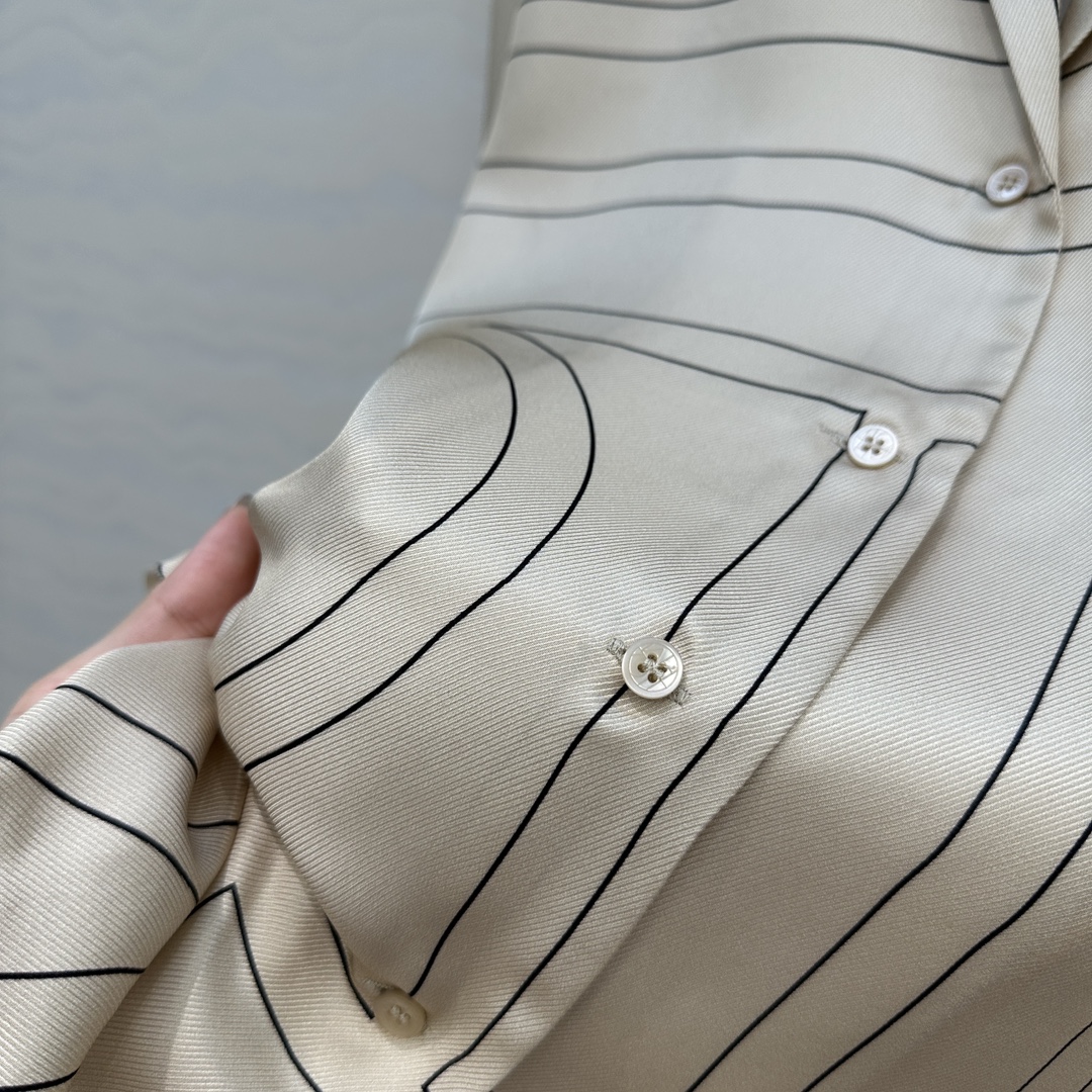 独家首发❤️原单品质，TM长期主义，高智感穿搭，线条字母定位印花真丝大衬衫。落肩翻领宽松版慵懒随性的高级