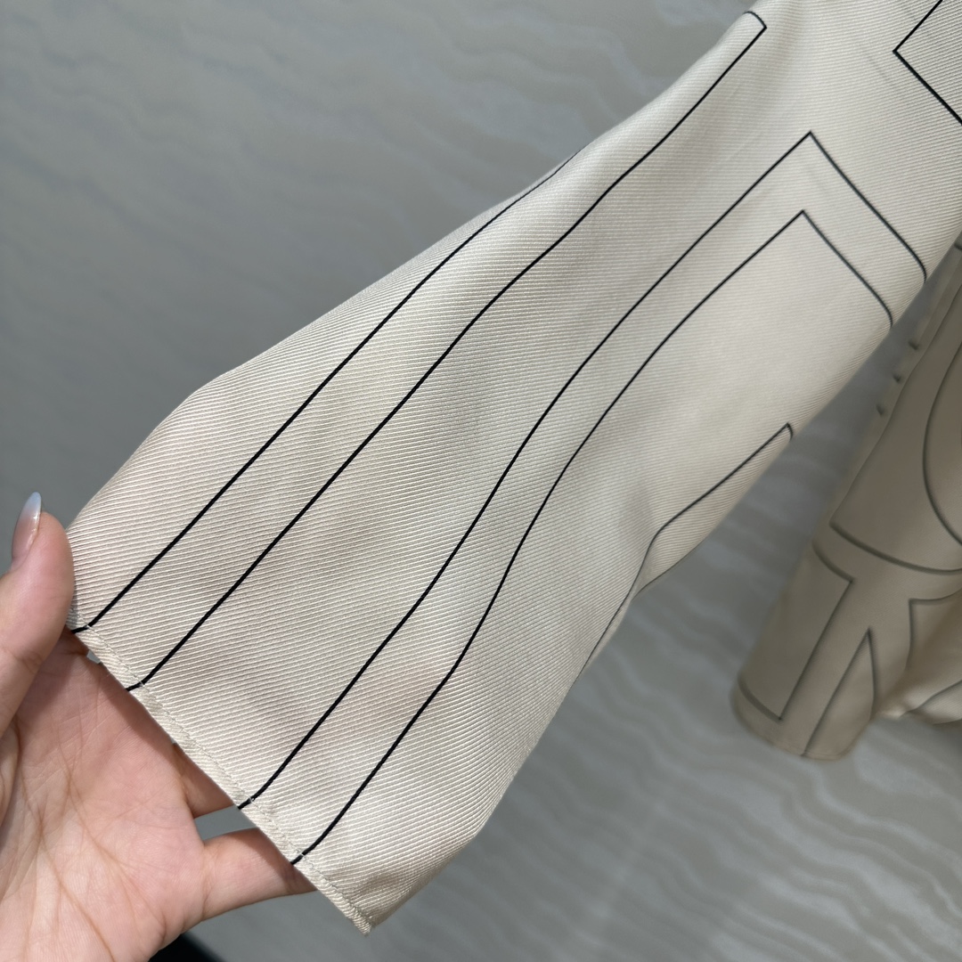 独家首发❤️原单品质，TM长期主义，高智感穿搭，线条字母定位印花真丝大衬衫。落肩翻领宽松版慵懒随性的高级