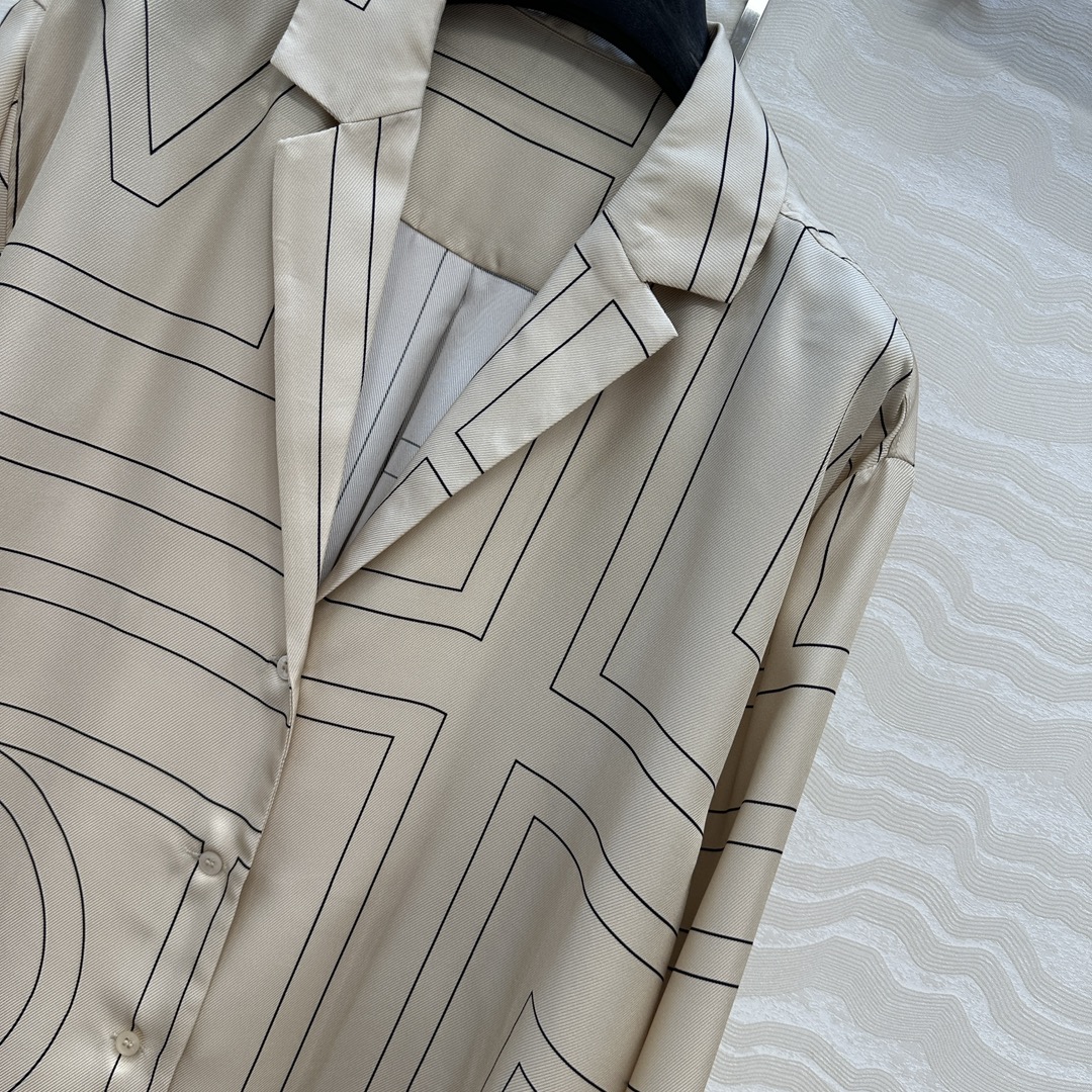 独家首发❤️原单品质，TM长期主义，高智感穿搭，线条字母定位印花真丝大衬衫。落肩翻领宽松版慵懒随性的高级