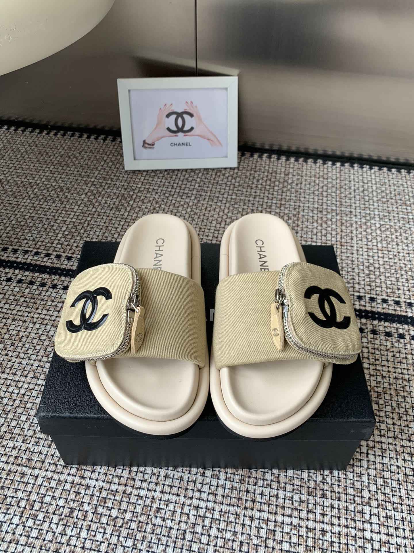 NO:511906,Chanel Chanel New Summer Velcro denim bread slippers Foamed sole material Extremely resilient and lightweight Super easy to wear Feet feeling Super good overlay Comfortable and fashionable Custom denim material Adjustable Velcro brand glue double 'C' logo leather label Exclusive mold opening ultra-light foam rubber sole Size 35-41 (40 41 custom made without return or exchange), slippers, chanel, chanel, slippers19860909Chanel香奈儿 夏季新款魔术贴牛仔面包拖鞋 发泡底材质 回弹性极佳 轻盈无比 超好穿 脚感包覆感超好 舒适又时髦 定制牛仔布材质 可调节魔术贴 品牌滴胶双“C”logo皮革标签 独家开模超轻发泡橡胶底 码数35-41（40 41定做不退换）,拖鞋,chanel,chanel,slippers,Women's Shoes
