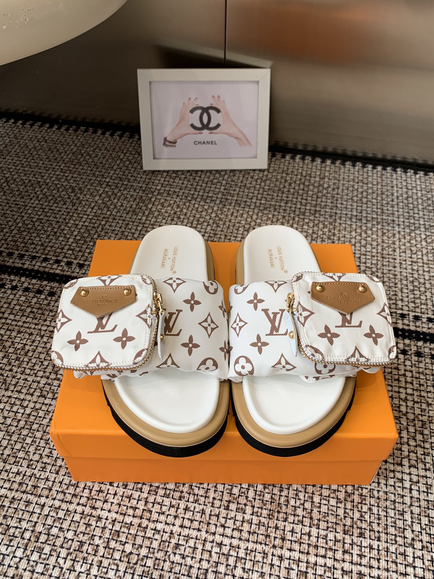 NO:511909,LV hits, embossed logo, sandals, Pool Pillow Comfort, flat sandals, material, technology fabric, reinterpreted with high frequency imprinting technology, Monogram pattern, soft padded upper with adjustable Velcro, comfortable and tough insole, added harmonious color, fabric, original customized technology fabric, inner soft sheepskin, sole, original open molded rubber foamed sole, size: 35-45, slippers, louis vuitton, slippers, sheepskin19860909LV 爆款 浮雕logo 压花 凉拖鞋 Pool Pillow Comfort 平底凉拖取材科技织物 以高频压印技术重绎 Monogram 图案 柔软加垫鞋面搭配可调节魔术贴 舒适韧性鞋垫再添和谐色彩 面料 原版定制科技织物 内里 柔软羊皮里 鞋底 原版开模橡胶发泡大底 码数: 35-45,拖鞋,louis vuitton,slippers,sheepskin,Women's Shoes