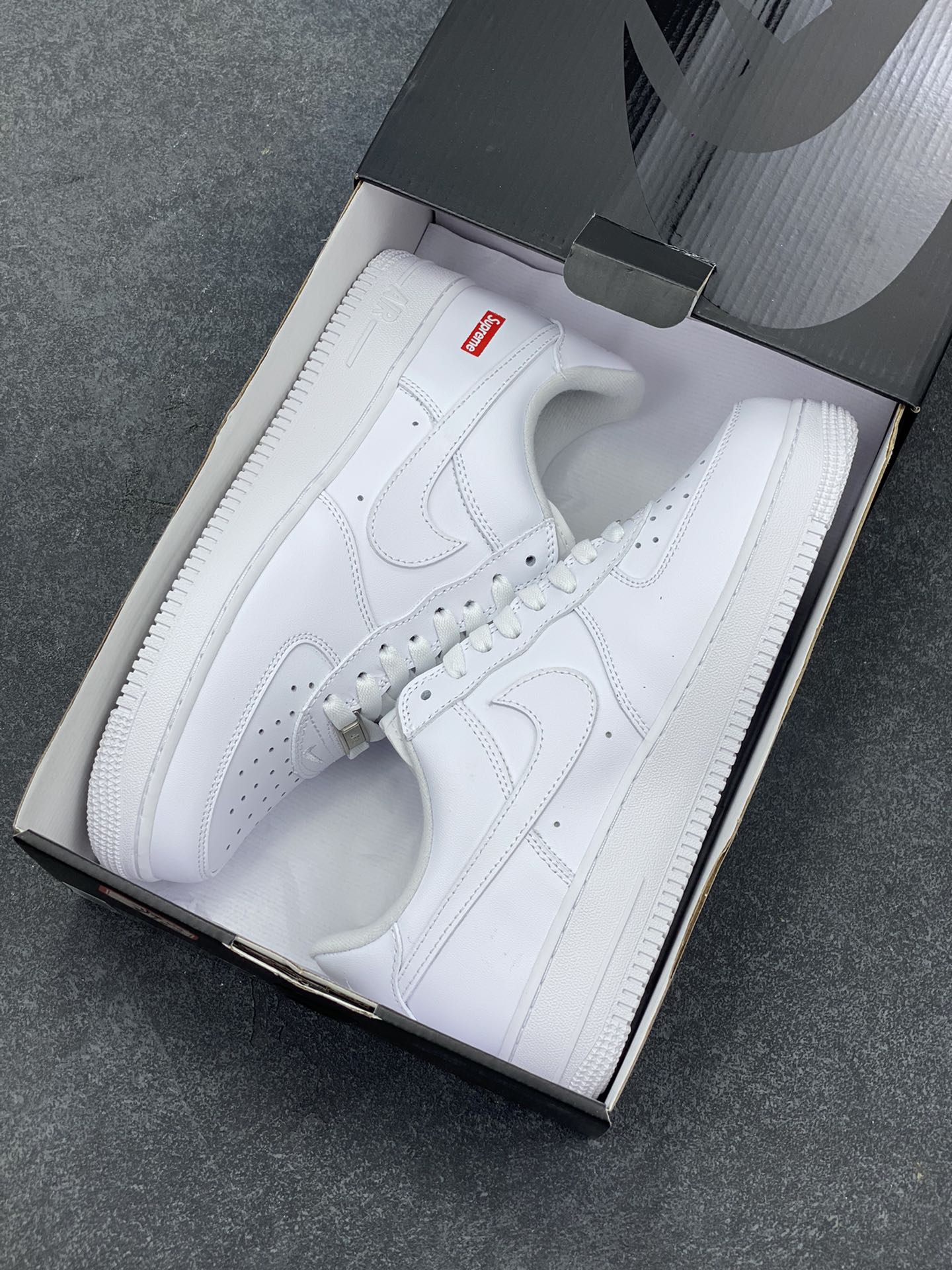 图片[9]-Nike Air Force 1 Low Supreme联名 空军一号低帮运动休闲板鞋 原楦头原纸板 打造纯正空军版型 专注外贸渠道 全掌内置蜂窝气垫 原盒配件 原厂中底钢印、拉帮完美 货号：CU9225-100 尺码：35.5 36 36.5 37.5 38 38.5 39 40 40.5 41 42 42.5 43 44 44.5 45 46-选品中心