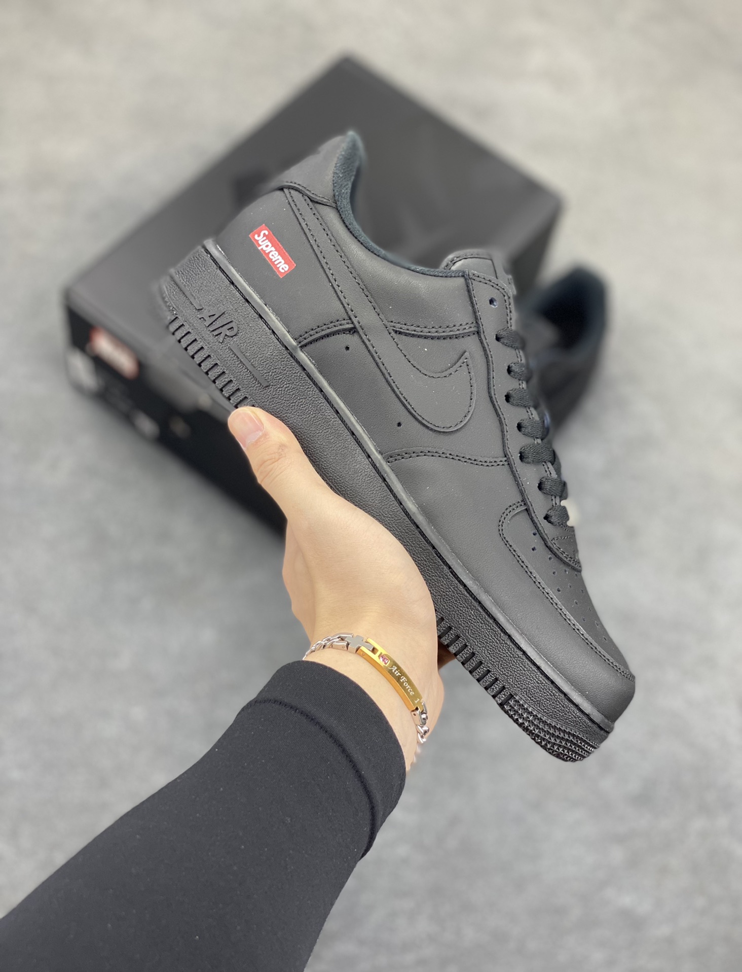 Nike Air Force 1 Low Supreme联名 空军一号低帮运动休闲板鞋 原楦头原纸板 打造纯正空军版型 专注外贸渠道 全掌内置蜂窝气垫 原盒配件 原厂中底钢印、拉帮完美 货号：CU9225-001 尺码：35.5 36 36.5 37.5 38 38.5 39 40 40.5 41 42 42.5 43 44 44.5 45 46-选品中心