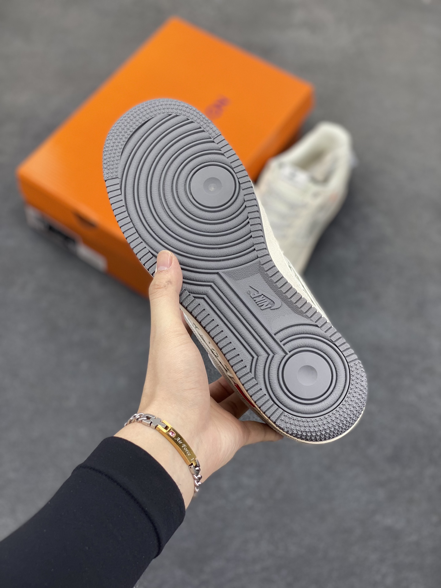 图片[5]-NIke Air Force 1 \’07 Low “LV联名——灰布勾灰底”空军一号 低帮 运动鞋 休闲鞋 折边针车 工艺难度大 原楦头原纸板 原装鞋盒 定制五金配件 内置全掌气垫 原厂鞋底 货号：YX5066-346 尺码：36 36.5 37.5 38 38.5 39 40 40.5 41 42 42.5 43 44 44.5 45-选品中心