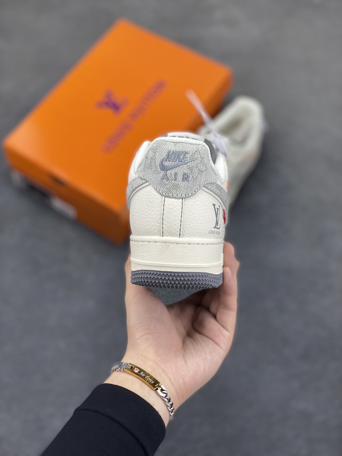 图片[4]-NIke Air Force 1 \’07 Low “LV联名——灰布勾灰底”空军一号 低帮 运动鞋 休闲鞋 折边针车 工艺难度大 原楦头原纸板 原装鞋盒 定制五金配件 内置全掌气垫 原厂鞋底 货号：YX5066-346 尺码：36 36.5 37.5 38 38.5 39 40 40.5 41 42 42.5 43 44 44.5 45-选品中心