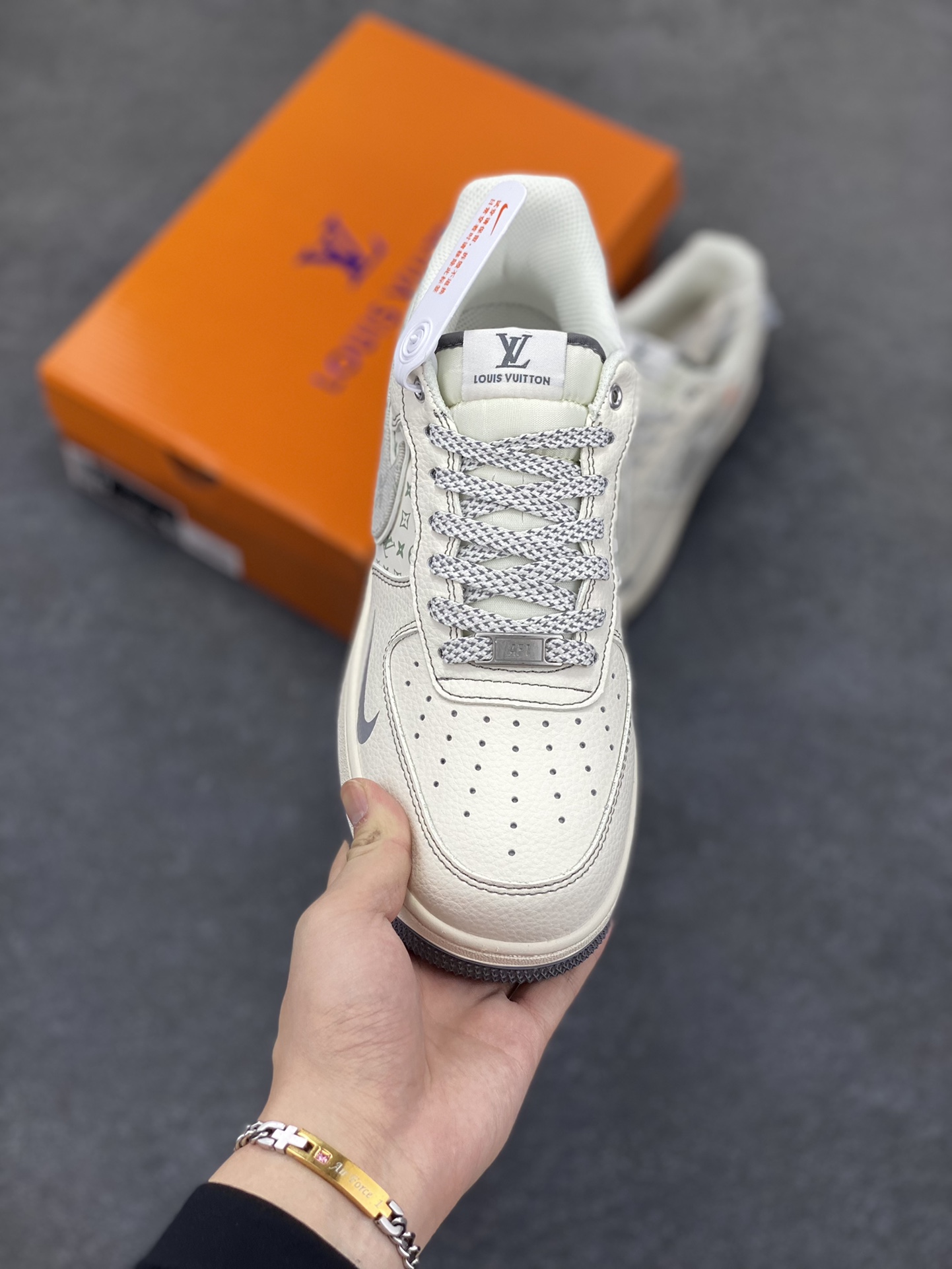 图片[2]-NIke Air Force 1 \’07 Low “LV联名——灰布勾灰底”空军一号 低帮 运动鞋 休闲鞋 折边针车 工艺难度大 原楦头原纸板 原装鞋盒 定制五金配件 内置全掌气垫 原厂鞋底 货号：YX5066-346 尺码：36 36.5 37.5 38 38.5 39 40 40.5 41 42 42.5 43 44 44.5 45-选品中心