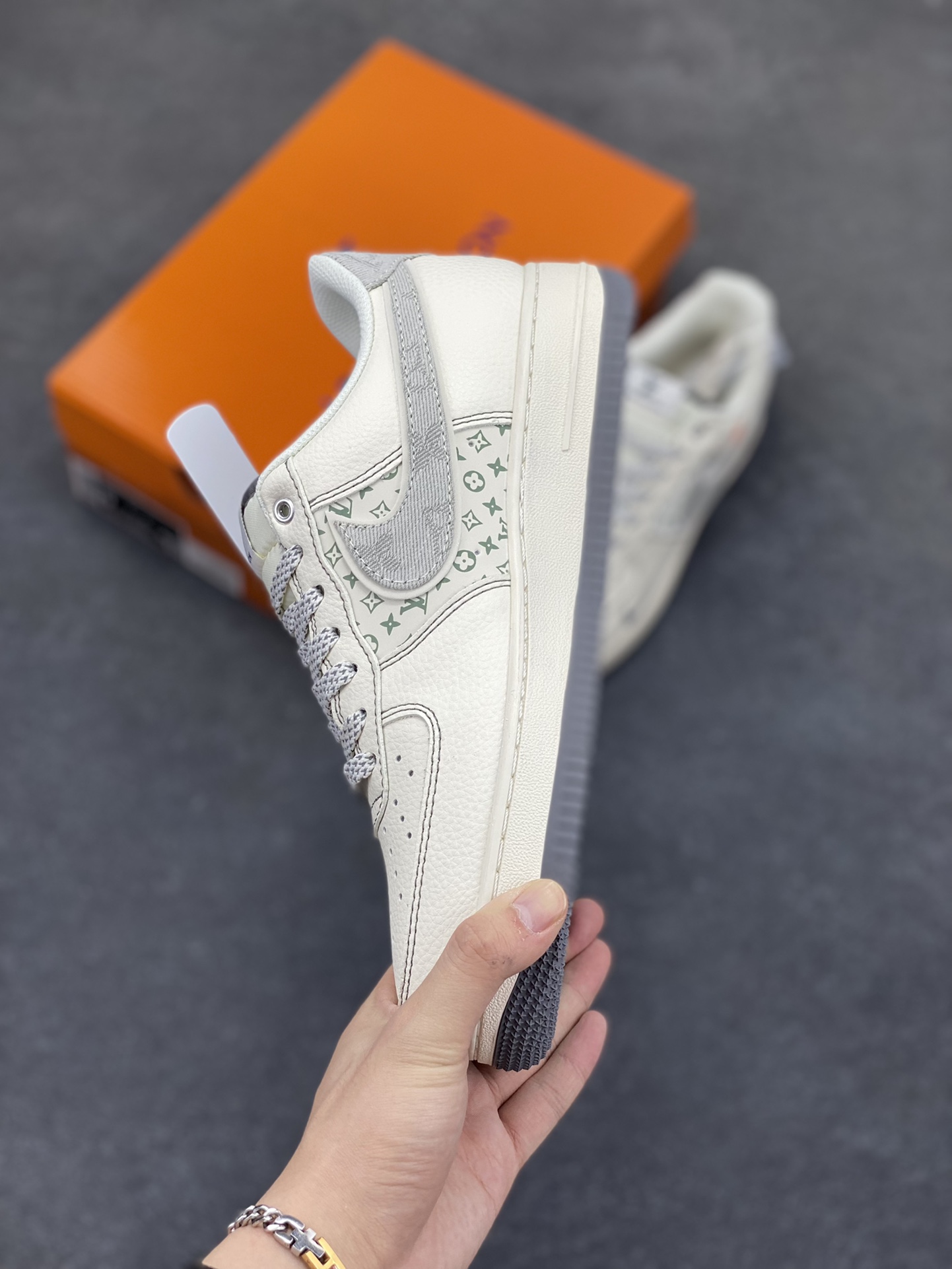 图片[3]-NIke Air Force 1 \’07 Low “LV联名——灰布勾灰底”空军一号 低帮 运动鞋 休闲鞋 折边针车 工艺难度大 原楦头原纸板 原装鞋盒 定制五金配件 内置全掌气垫 原厂鞋底 货号：YX5066-346 尺码：36 36.5 37.5 38 38.5 39 40 40.5 41 42 42.5 43 44 44.5 45-选品中心