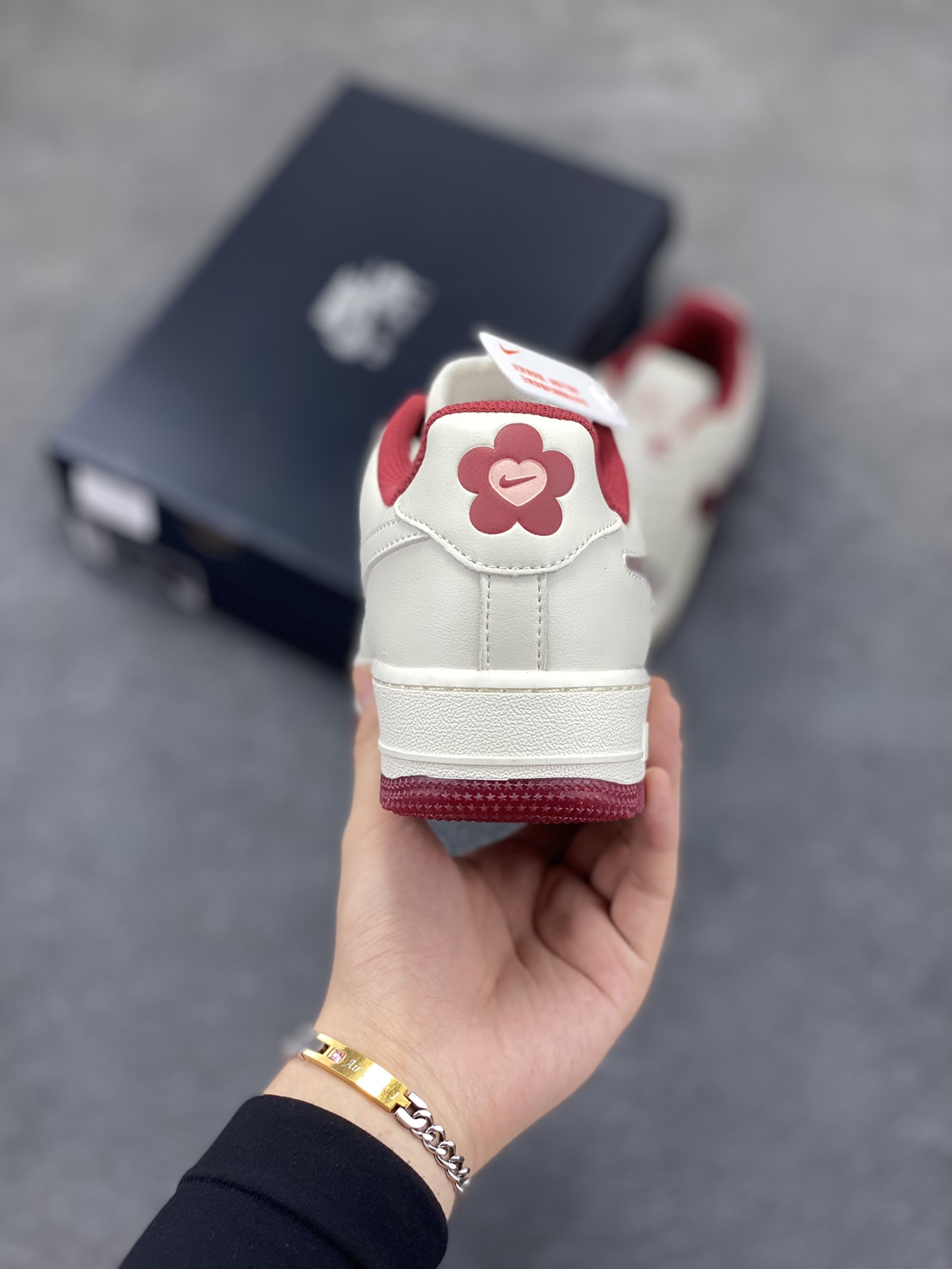 图片[4]-福利特价 Air Force 1 ‘07 Low 新款情人节 原楦头原纸板 打造纯正空军版型 #专注外贸渠道 全掌内置蜂窝气垫 #原盒配件 原厂中底钢印、拉帮完美 货号：FD5068-161 尺码：35.5 36 36.5 37.5 38 38.5 39 40 40.5 41 42-选品中心