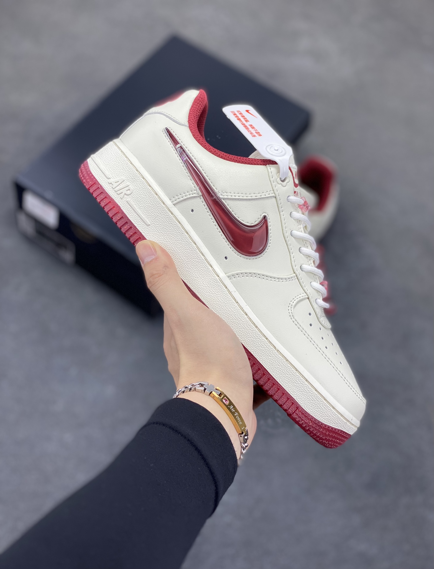 福利特价 Air Force 1 ‘07 Low 新款情人节 原楦头原纸板 打造纯正空军版型 #专注外贸渠道 全掌内置蜂窝气垫 #原盒配件 原厂中底钢印、拉帮完美 货号:FD5068-161 尺码:35.5 36 36.5 37.5 38 38.5 39 40 40.5 41 42-选品中心