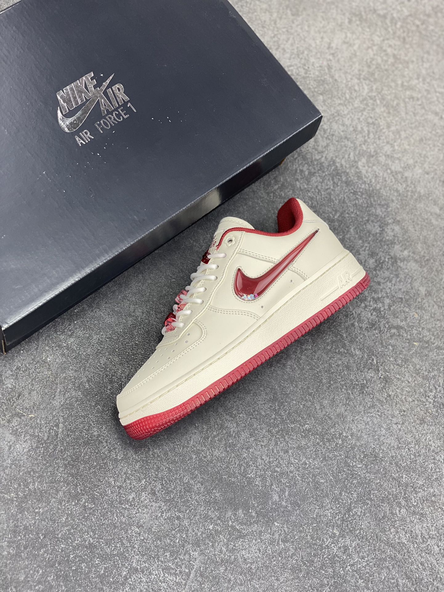 图片[7]-福利特价 Air Force 1 ‘07 Low 新款情人节 原楦头原纸板 打造纯正空军版型 #专注外贸渠道 全掌内置蜂窝气垫 #原盒配件 原厂中底钢印、拉帮完美 货号：FD5068-161 尺码：35.5 36 36.5 37.5 38 38.5 39 40 40.5 41 42-选品中心