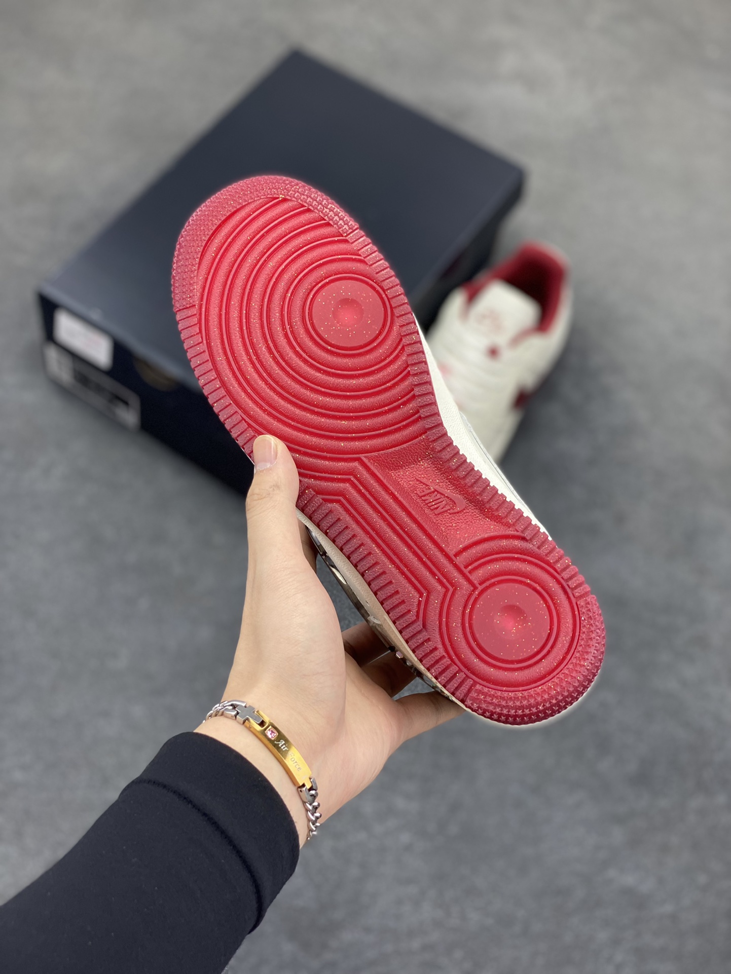 图片[5]-福利特价 Air Force 1 ‘07 Low 新款情人节 原楦头原纸板 打造纯正空军版型 #专注外贸渠道 全掌内置蜂窝气垫 #原盒配件 原厂中底钢印、拉帮完美 货号：FD5068-161 尺码：35.5 36 36.5 37.5 38 38.5 39 40 40.5 41 42-选品中心