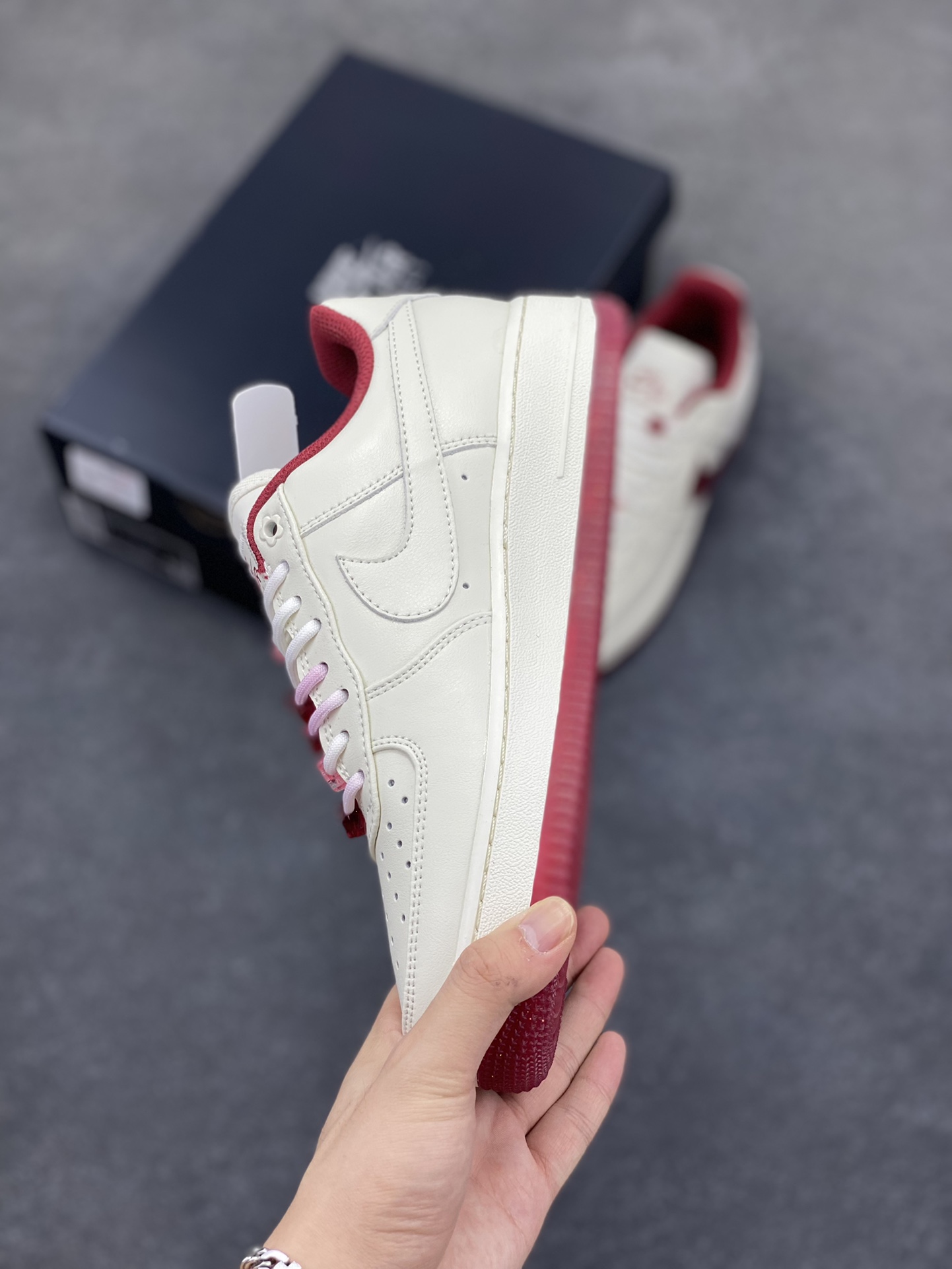 图片[3]-福利特价 Air Force 1 ‘07 Low 新款情人节 原楦头原纸板 打造纯正空军版型 #专注外贸渠道 全掌内置蜂窝气垫 #原盒配件 原厂中底钢印、拉帮完美 货号：FD5068-161 尺码：35.5 36 36.5 37.5 38 38.5 39 40 40.5 41 42-选品中心