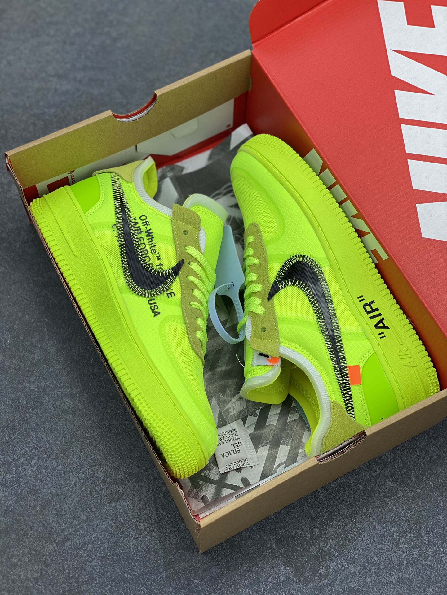 图片[9]-福利特价 夺人眼球Off-White x Nike Air Force 1 Low \”Volt\” 2.0空军一号经典百搭低帮休闲运动板鞋“OW荧光绿黑”Off-White™与 NikeLab 最新打造的 Air Force 1 Low 全新配色「Volt」，Air Force 1 Low 的鞋身与中底将被换上夺目的荧光绿色调，以签名式的橘红色 “Zip-Tie” 和 “AIR” 字样点缀 货号：AO4606-700 尺码：35.5 36 36.5 37.5 38 38.5 39 40 40.5 41 42 42.5 43 44 44.5 45 46-选品中心