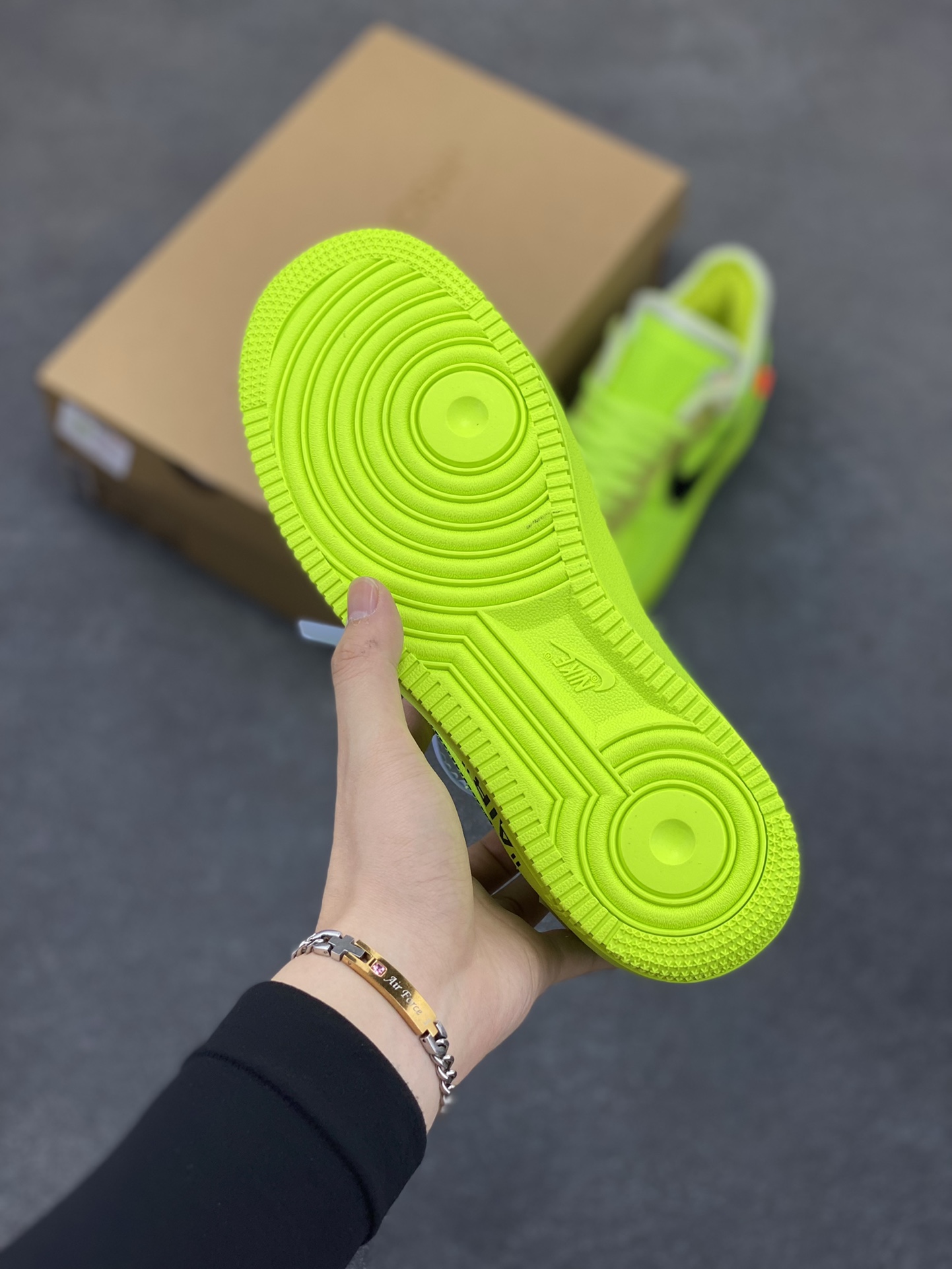 图片[5]-福利特价 夺人眼球Off-White x Nike Air Force 1 Low \”Volt\” 2.0空军一号经典百搭低帮休闲运动板鞋“OW荧光绿黑”Off-White™与 NikeLab 最新打造的 Air Force 1 Low 全新配色「Volt」，Air Force 1 Low 的鞋身与中底将被换上夺目的荧光绿色调，以签名式的橘红色 “Zip-Tie” 和 “AIR” 字样点缀 货号：AO4606-700 尺码：35.5 36 36.5 37.5 38 38.5 39 40 40.5 41 42 42.5 43 44 44.5 45 46-选品中心