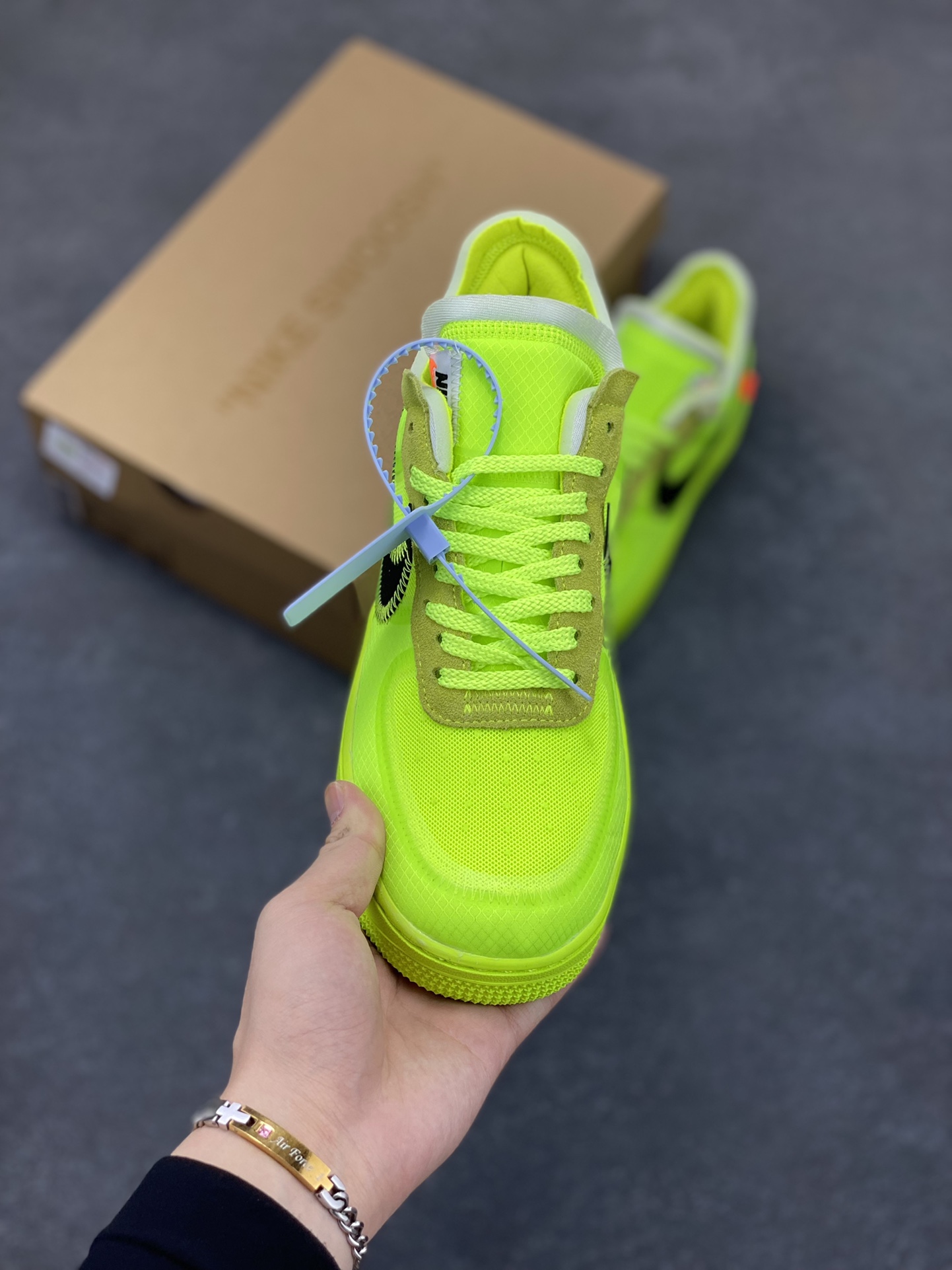 图片[2]-福利特价 夺人眼球Off-White x Nike Air Force 1 Low \”Volt\” 2.0空军一号经典百搭低帮休闲运动板鞋“OW荧光绿黑”Off-White™与 NikeLab 最新打造的 Air Force 1 Low 全新配色「Volt」，Air Force 1 Low 的鞋身与中底将被换上夺目的荧光绿色调，以签名式的橘红色 “Zip-Tie” 和 “AIR” 字样点缀 货号：AO4606-700 尺码：35.5 36 36.5 37.5 38 38.5 39 40 40.5 41 42 42.5 43 44 44.5 45 46-选品中心