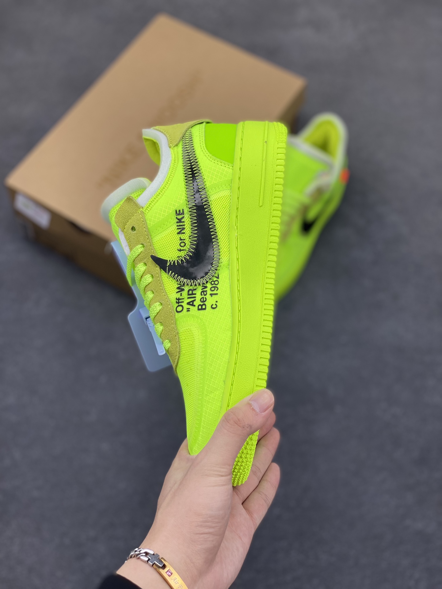图片[3]-福利特价 夺人眼球Off-White x Nike Air Force 1 Low \”Volt\” 2.0空军一号经典百搭低帮休闲运动板鞋“OW荧光绿黑”Off-White™与 NikeLab 最新打造的 Air Force 1 Low 全新配色「Volt」，Air Force 1 Low 的鞋身与中底将被换上夺目的荧光绿色调，以签名式的橘红色 “Zip-Tie” 和 “AIR” 字样点缀 货号：AO4606-700 尺码：35.5 36 36.5 37.5 38 38.5 39 40 40.5 41 42 42.5 43 44 44.5 45 46-选品中心