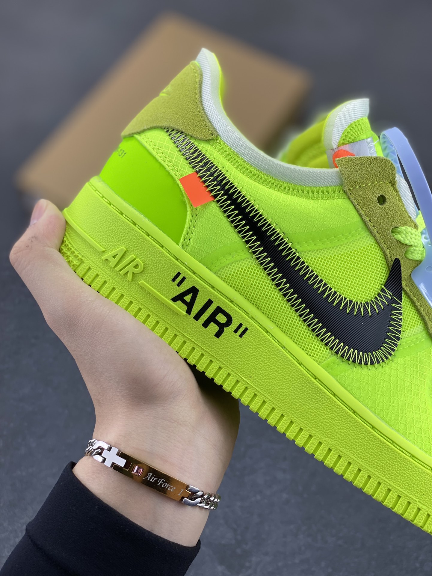 图片[6]-福利特价 夺人眼球Off-White x Nike Air Force 1 Low \”Volt\” 2.0空军一号经典百搭低帮休闲运动板鞋“OW荧光绿黑”Off-White™与 NikeLab 最新打造的 Air Force 1 Low 全新配色「Volt」，Air Force 1 Low 的鞋身与中底将被换上夺目的荧光绿色调，以签名式的橘红色 “Zip-Tie” 和 “AIR” 字样点缀 货号：AO4606-700 尺码：35.5 36 36.5 37.5 38 38.5 39 40 40.5 41 42 42.5 43 44 44.5 45 46-选品中心