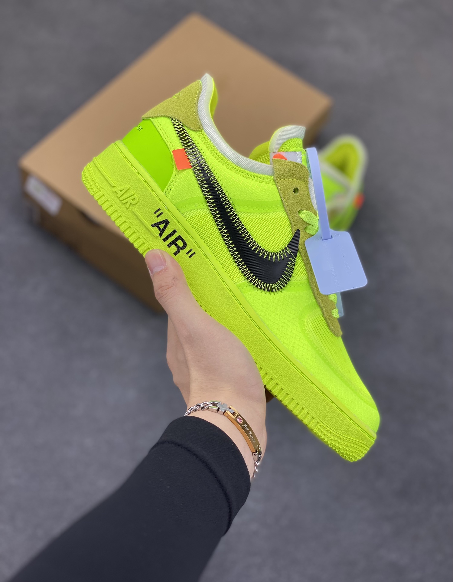 福利特价 夺人眼球Off-White x Nike Air Force 1 Low \”Volt\” 2.0空军一号经典百搭低帮休闲运动板鞋“OW荧光绿黑”Off-White™与 NikeLab 最新打造的 Air Force 1 Low 全新配色「Volt」，Air Force 1 Low 的鞋身与中底将被换上夺目的荧光绿色调，以签名式的橘红色 “Zip-Tie” 和 “AIR” 字样点缀 货号：AO4606-700 尺码：35.5 36 36.5 37.5 38 38.5 39 40 40.5 41 42 42.5 43 44 44.5 45 46-选品中心